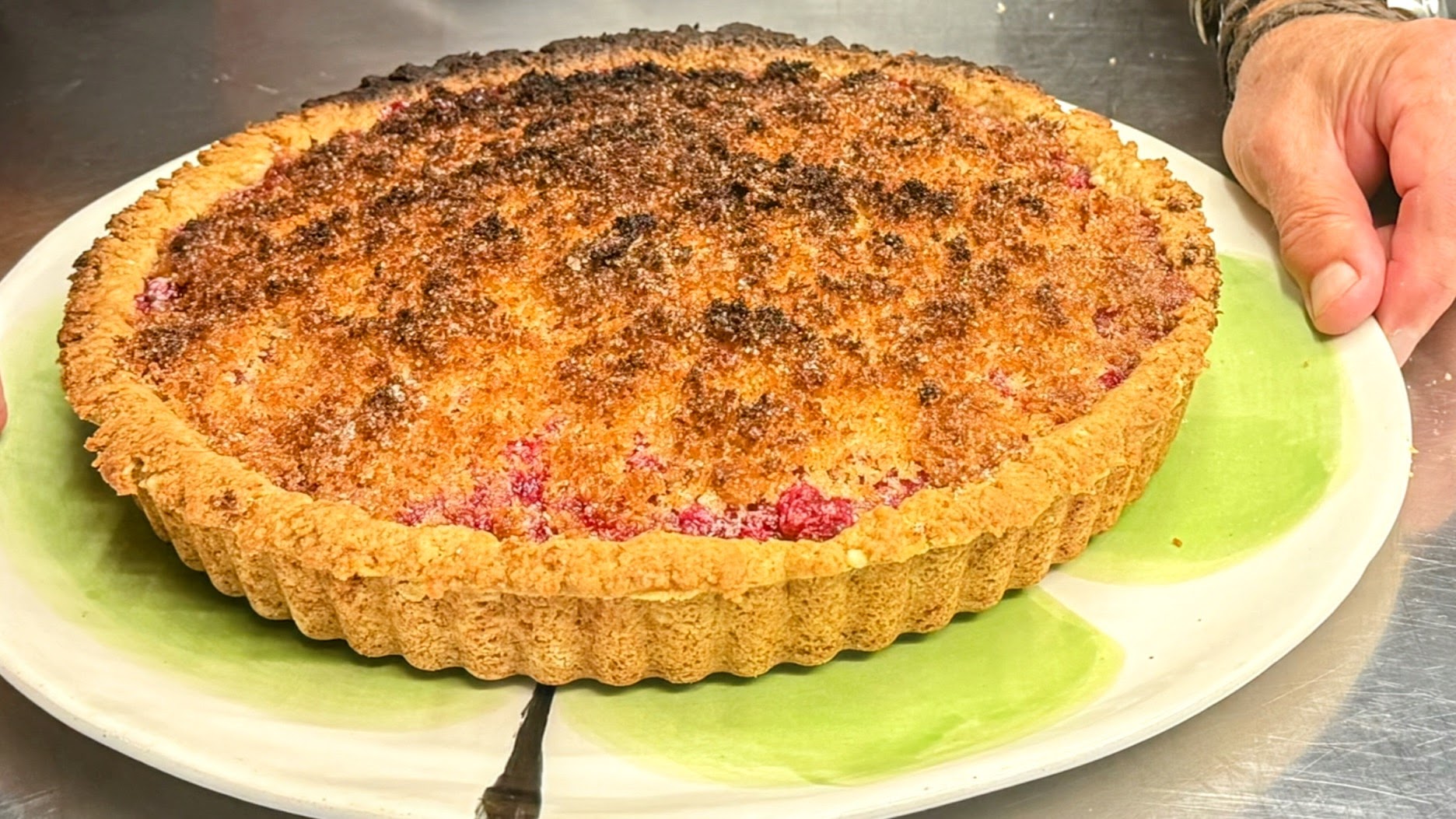 Schritt 3: Backen und Abkühlen von Johannisbeer-Kokos Kuchen 