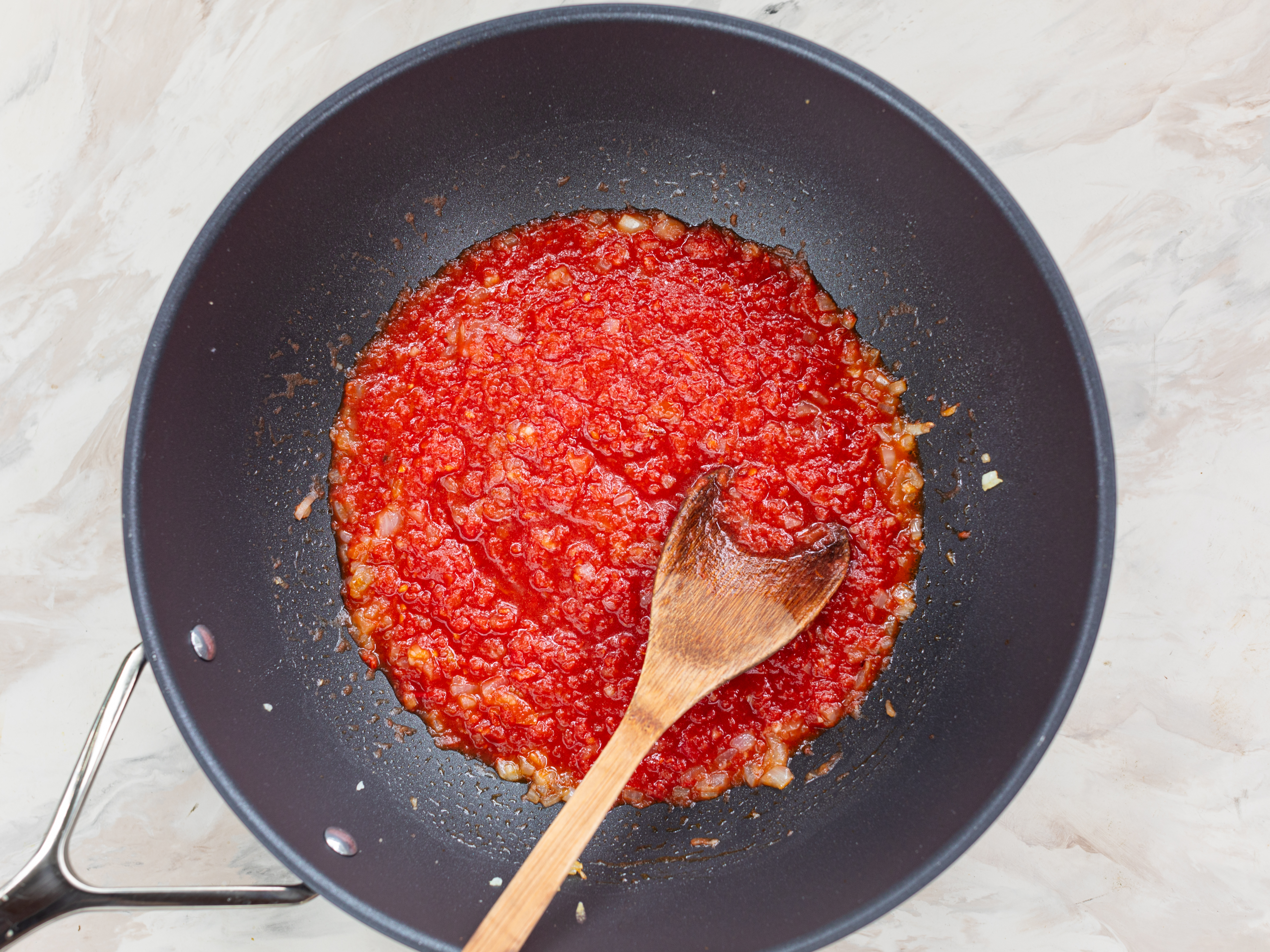 Schritt 3: Tomatensauce für Gebackene Polenta „à la Parmigiana“ zubereiten 