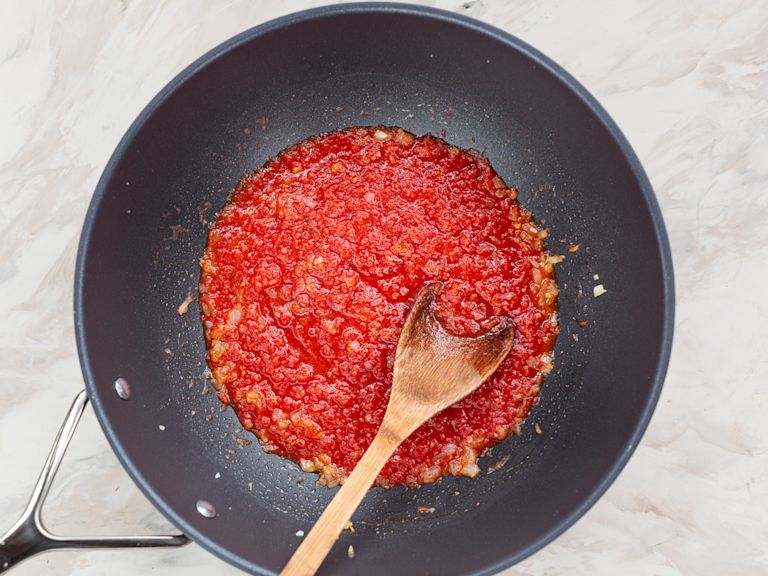 Schritt 3: Tomatensauce für Gebackene Polenta „à la Parmigiana“ zubereiten Schritt 3: Tomatensauce für Gebackene Polenta „à la Parmigiana“ zubereiten