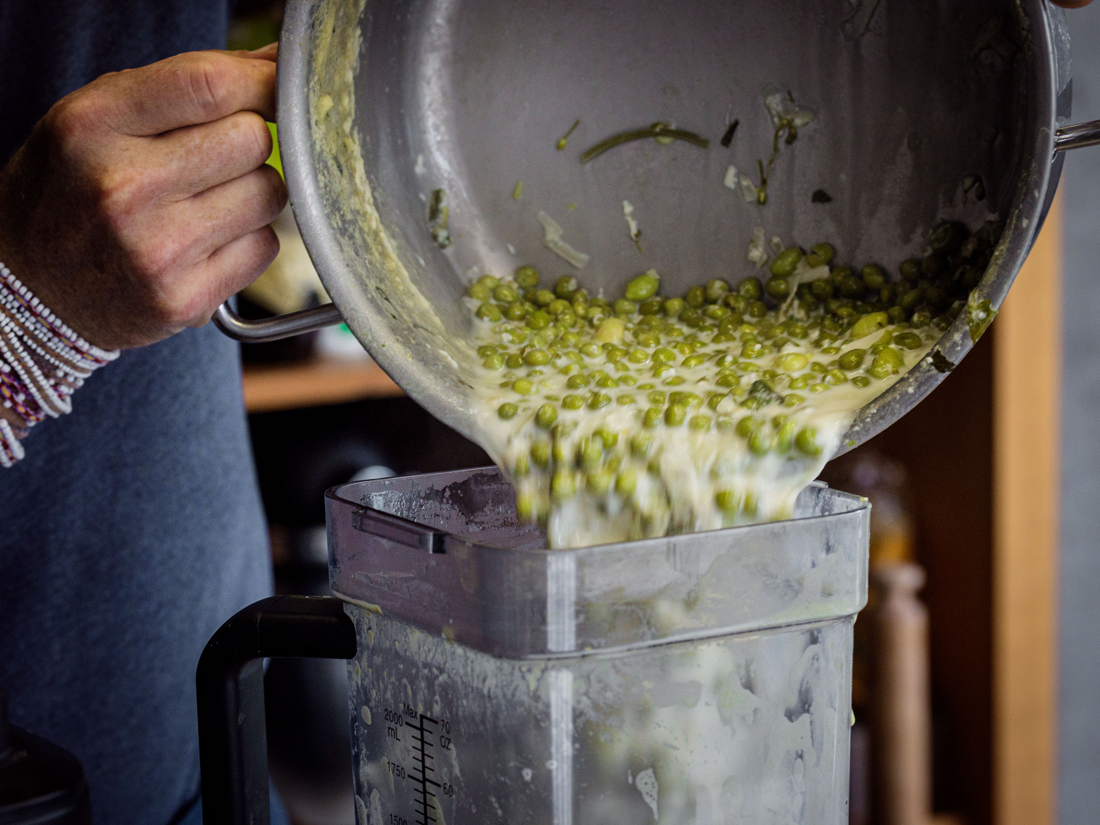 Schritt 3: Spinat-Erbsen-Püree für Erbsen-Spargel-Bisque mit Lavendel-Crème-fraîche und Spargelöl zubereiten 