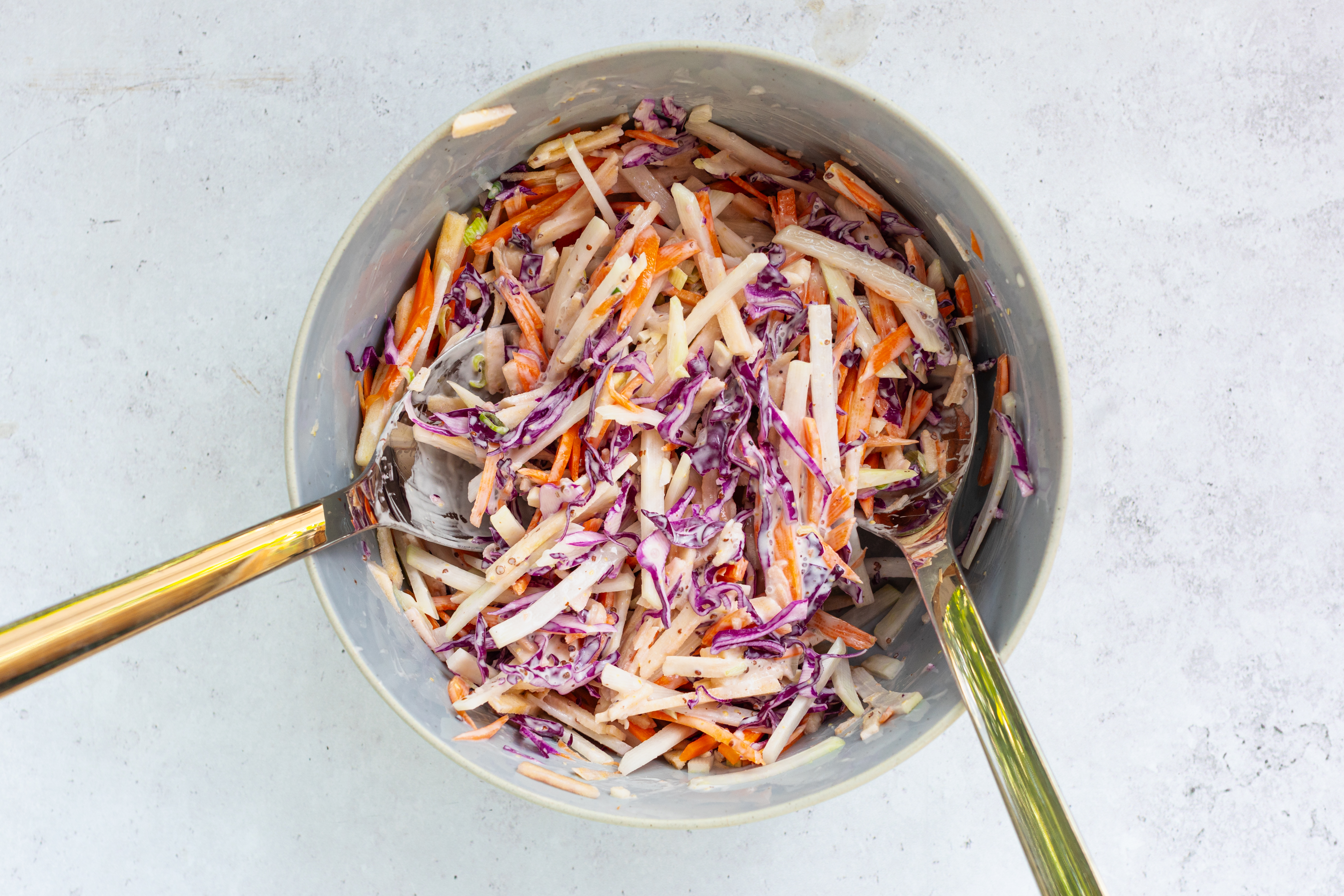 Schritt 4:  Kohlrabi Salat mit Apfel anrichten 