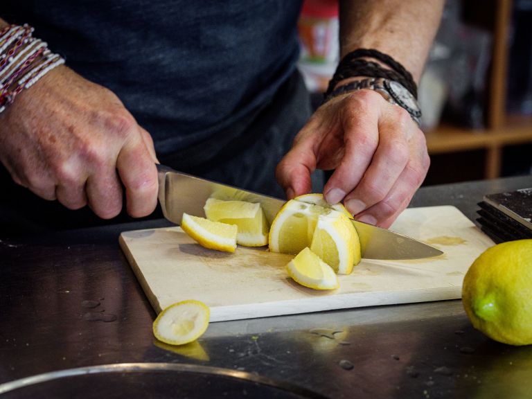 Schritt 1: Ganze Zitrone mit Schale in 1 cm-Stücke schneiden, zähe Teile entfernen