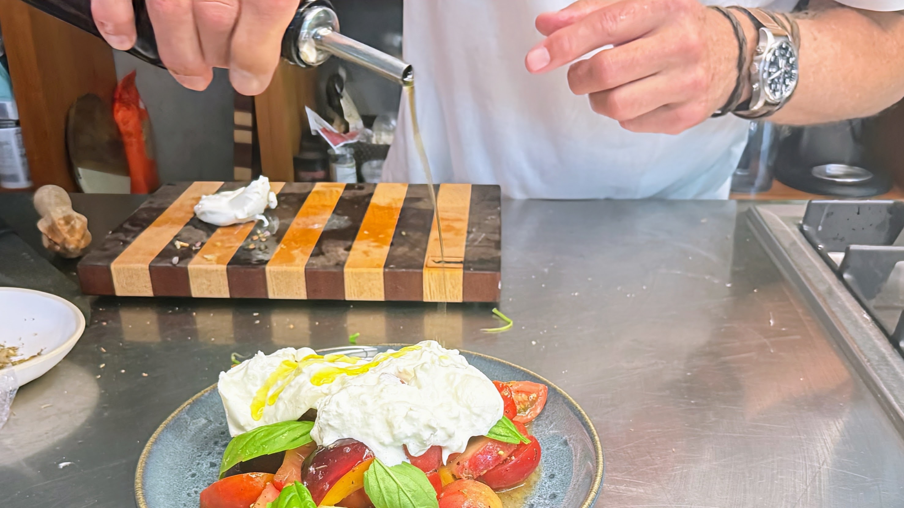 Schritt 2: Anrichten und Servieren von Tomaten-Pfirsichsalat mit Burrata 