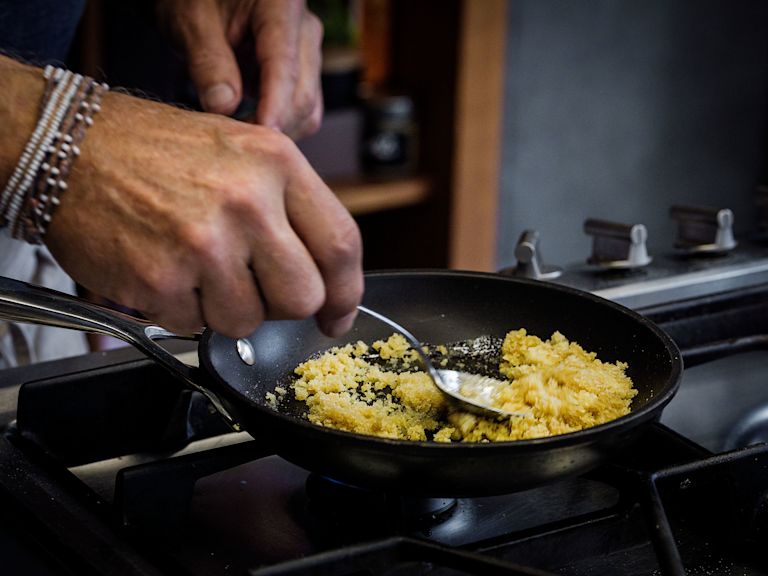 Schritt 2: Brotbrösel für Spaghettini mit Calamaretti, Rosmarin und Zitrone rösten Schritt 2: Brotbrösel für Spaghettini mit Calamaretti, Rosmarin und Zitrone rösten