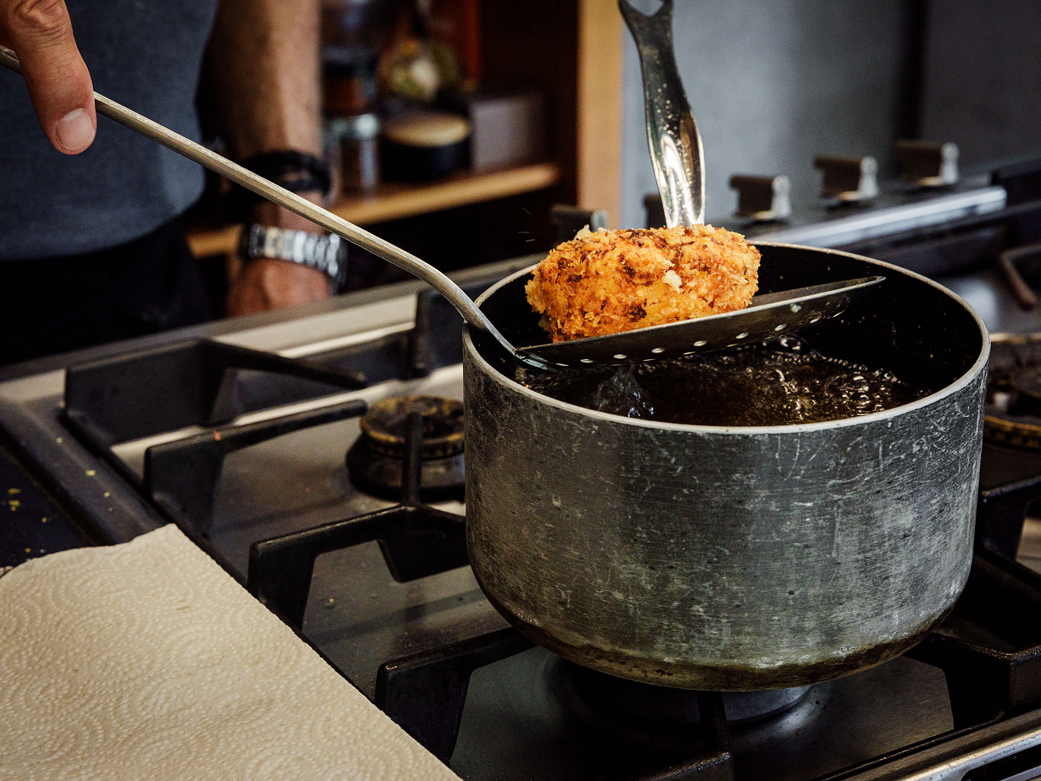 Schritt 3: Die Mozzarellakugeln goldbraun backen, dann herausnehmen und auf einem Küchenpapier abtropfen lassen
