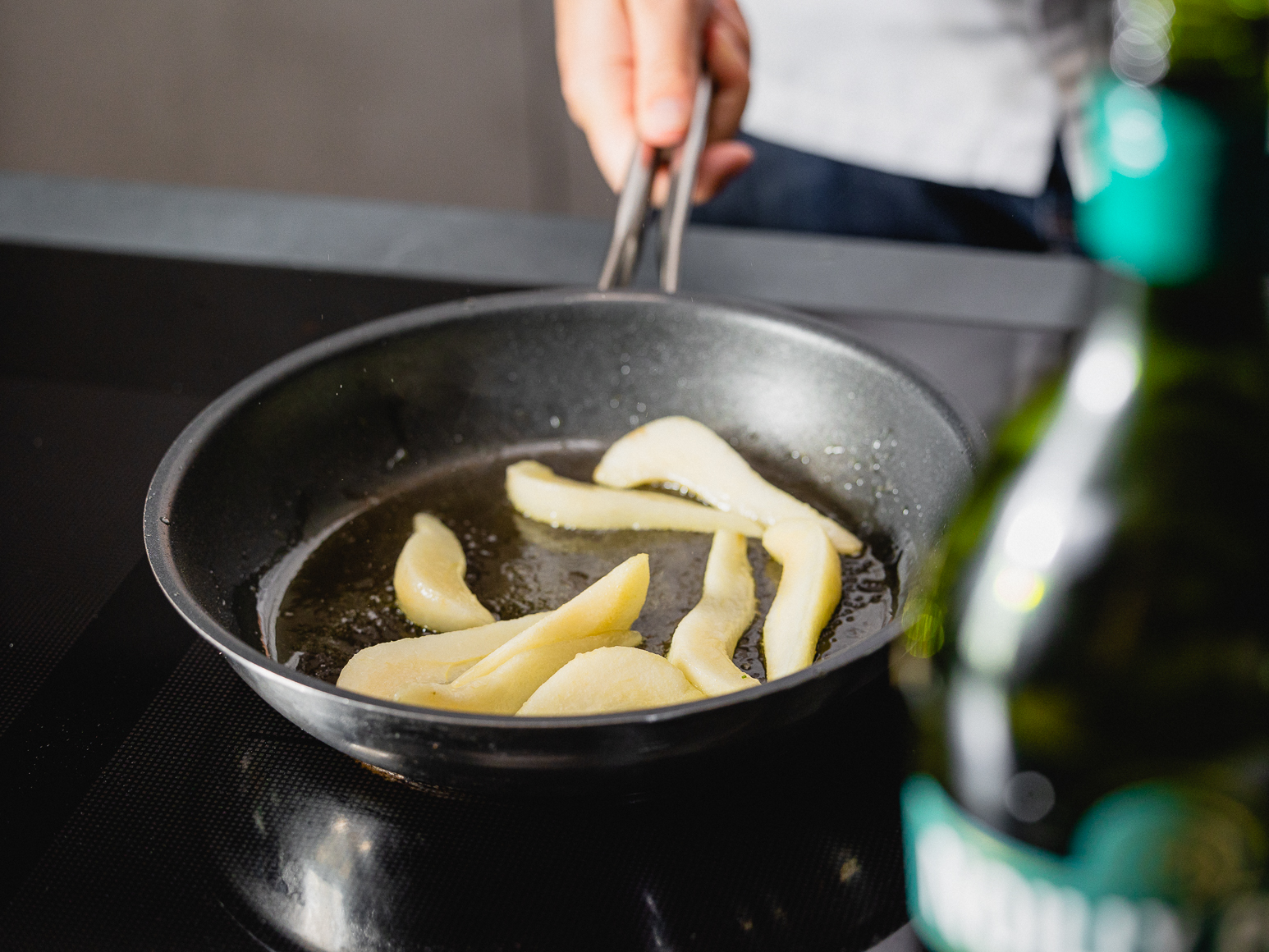 Schritt 1: Spargel für Grüner Spargel und Birnen Salat mit Feta vorbereiten 