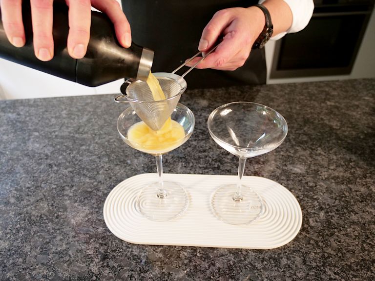 Schritt 4: Doppelt abseihen Schritt 4: Doppelt abseihen