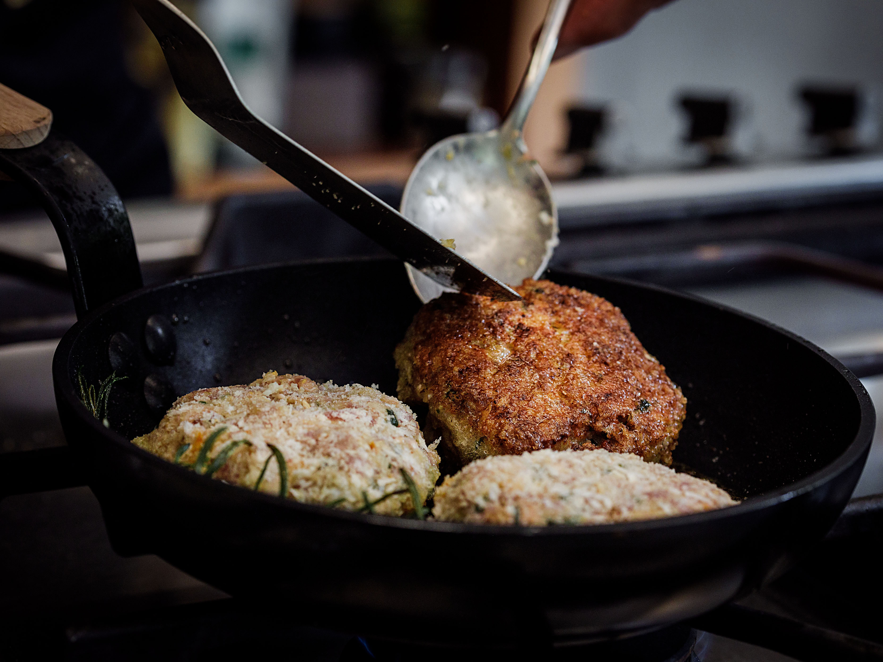 Schritt 4: Die Bratbutter mit dem Rosmarinzweig erhitzen und die Hacktätschli darin langsam beidseitig braten