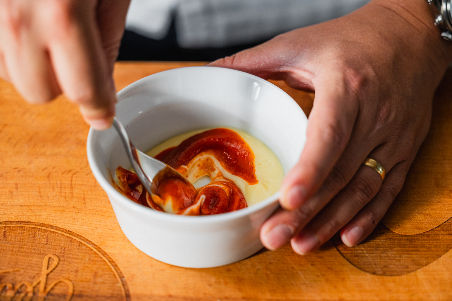 Schritt 2. Sriracha-Mayonnaise zubereiten