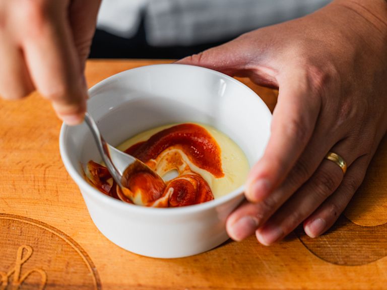 Schritt 2. Sriracha-Mayonnaise zubereiten Schritt 2. Sriracha-Mayonnaise zubereiten