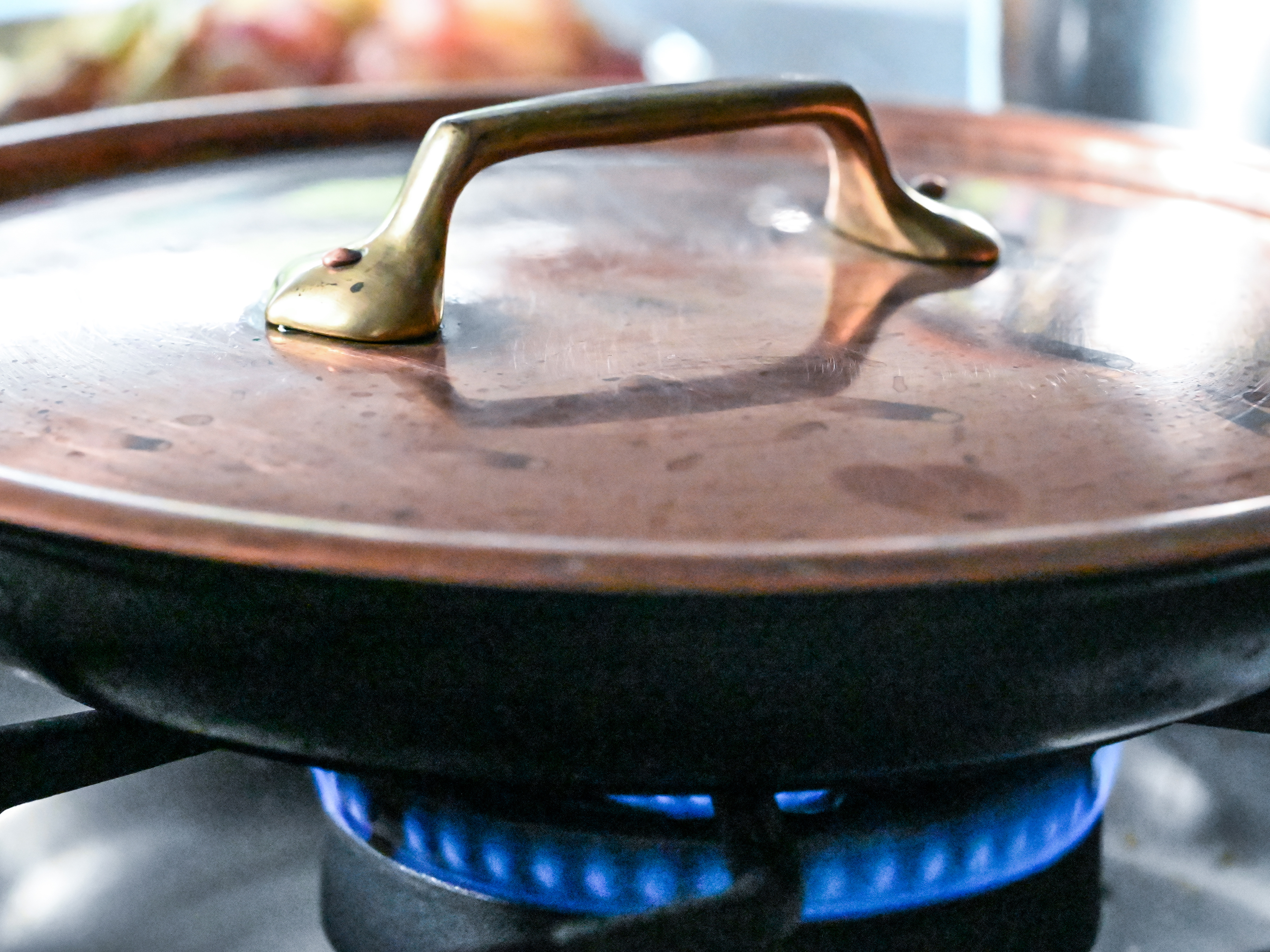 Schritt 2: Die Kräuter in der Butter-Ölmischung zugedeckt dünsten.