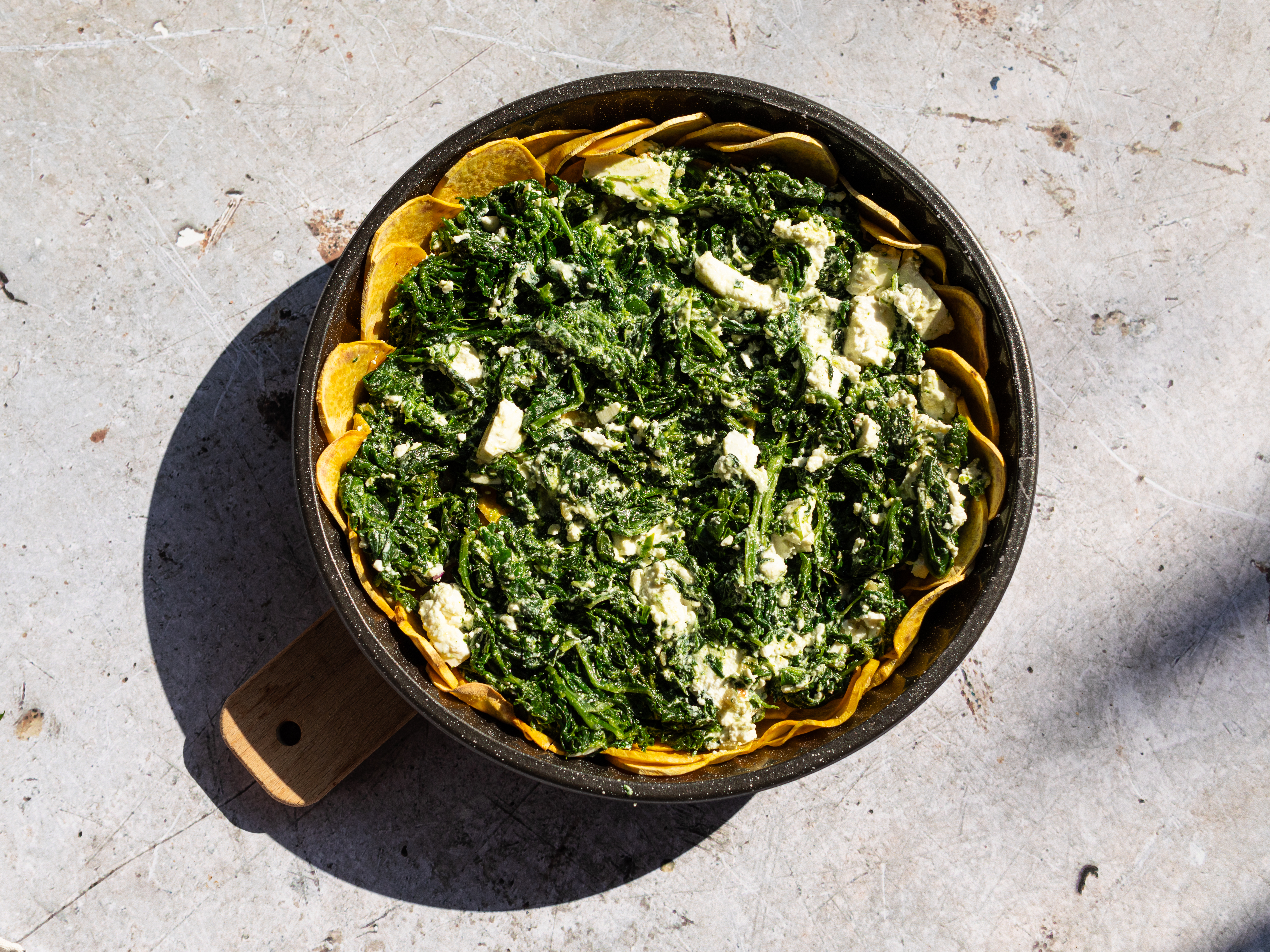 Schritt 4: Den gebackenen Süsskartoffelboden mit der Spinat-Feta Füllung belegen