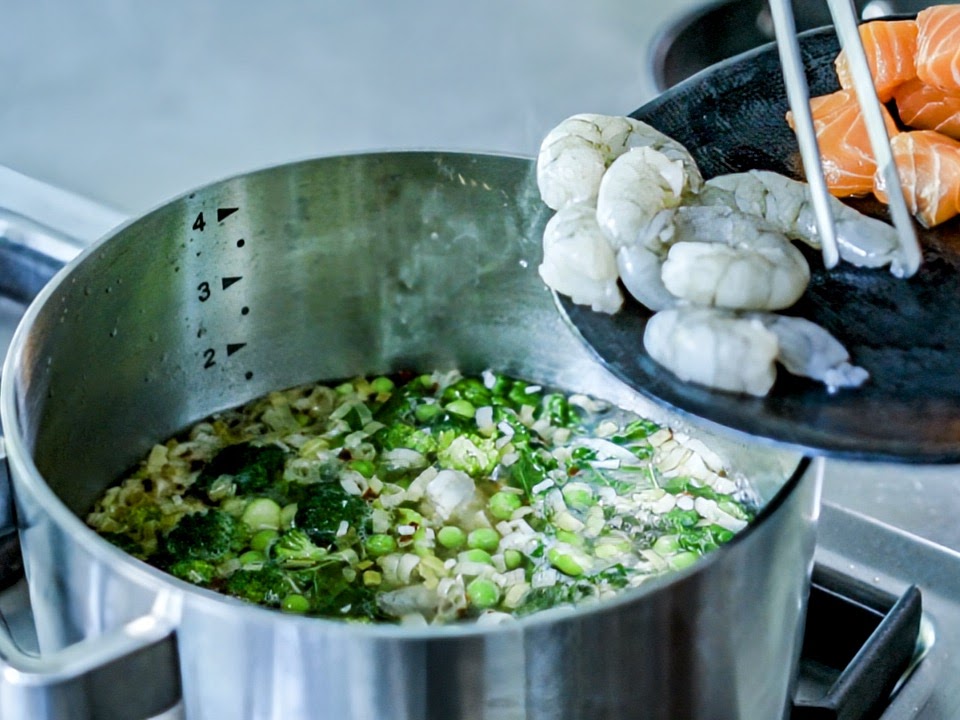 Schritt 3: Kombu Dashi mit Seafood vollenden
