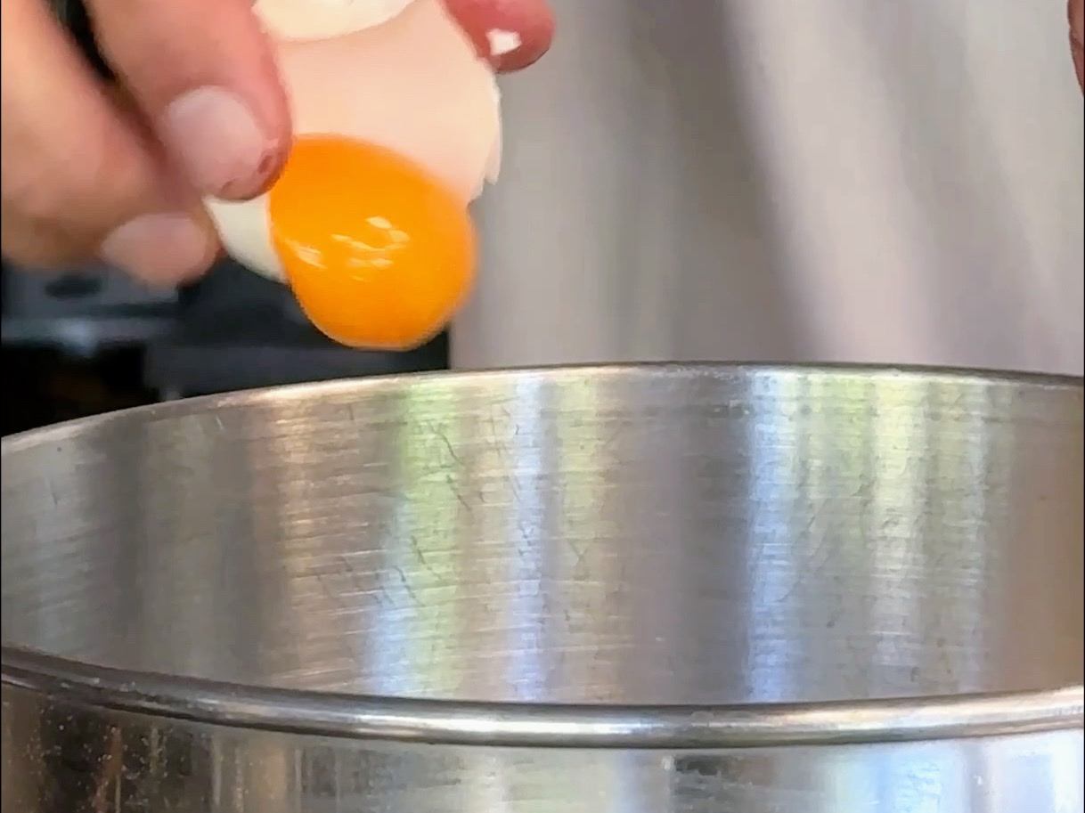 Schritt 2: Eigelb und Zucker schaumig rühren