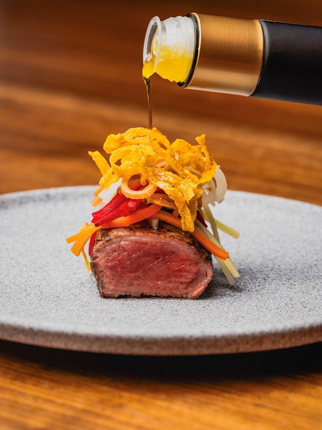 Rosa Rindshuft mit gepickelten Julienne-Wurzeln und knusprigen Kurkuma-Zwiebeln Rezept Rosa Rindshuft mit gepickelten Julienne-Wurzeln und knusprigen Kurkuma-Zwiebeln Rezept