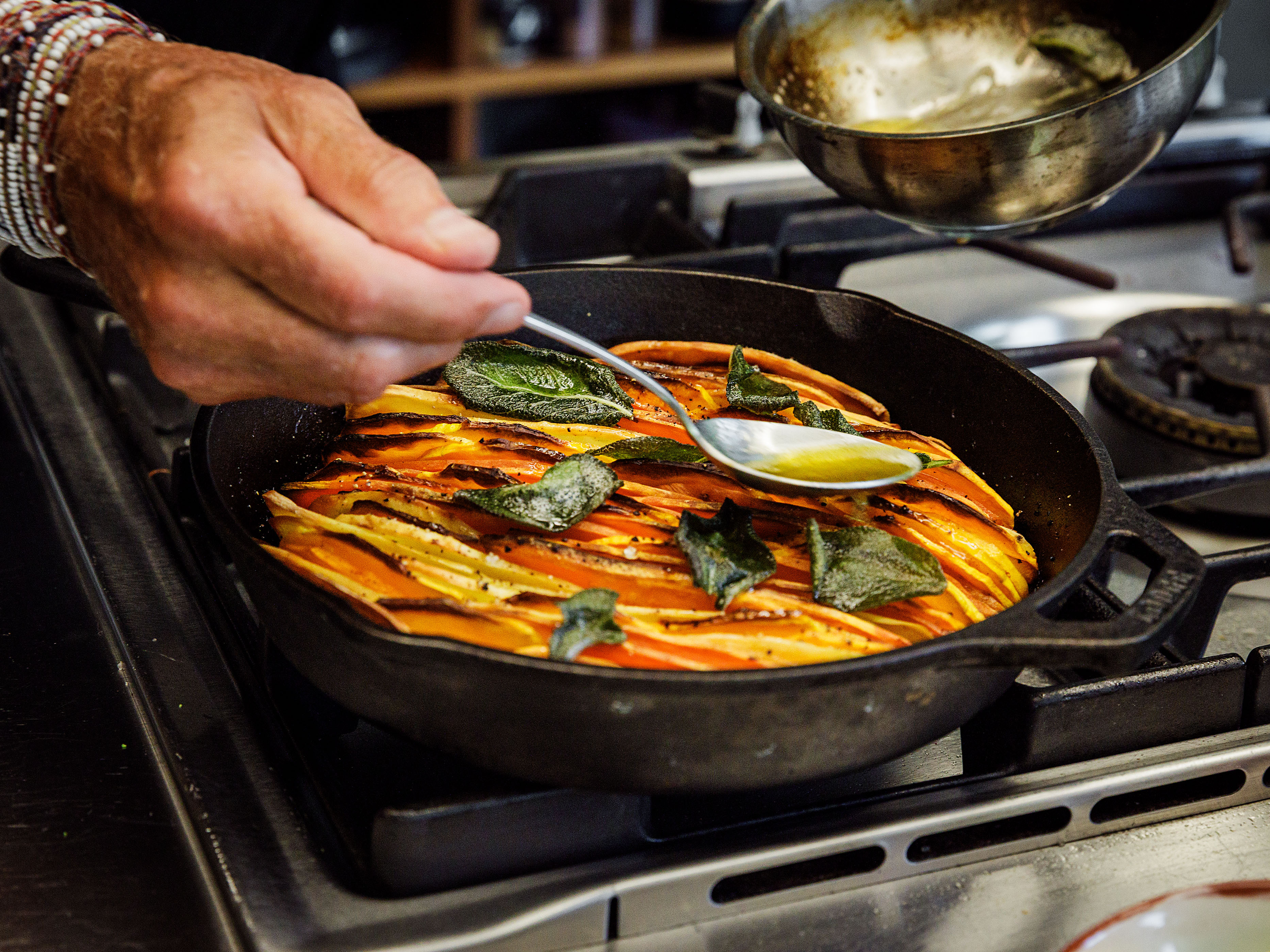 Schritt 3:  Salbeibutter zubereiten und Gemüse-Tian anrichten