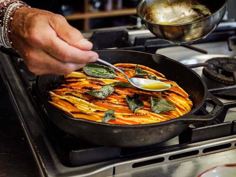 Schritt 3: Salbeibutter zubereiten und Gemüse-Tian anrichten Schritt 3: Salbeibutter zubereiten und Gemüse-Tian anrichten