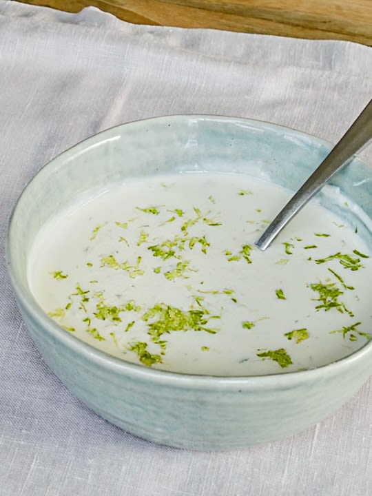 Joghurt Ingwer Crème mit Rosenblüten Rezept