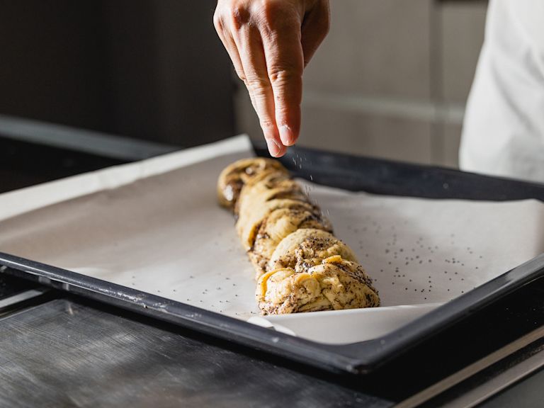 Schritt 2: Mit Mohn bestreuen und im vorgeheizten Backofen für 25-30 Minuten goldbraun backen. Schritt 2: Mit Mohn bestreuen und im vorgeheizten Backofen für 25-30 Minuten goldbraun backen.