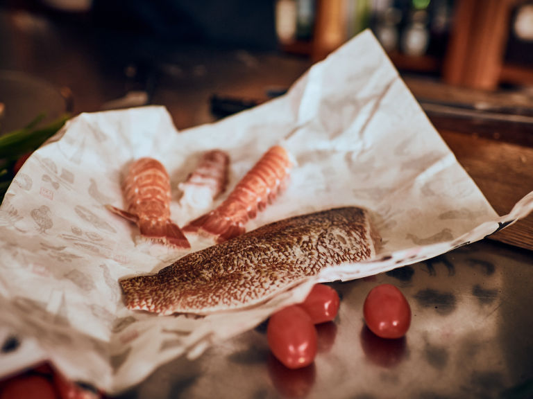 Schritt 2: Scampischwänze würzen und etwas Olivenöl darüber träufeln Schritt 2: Scampischwänze würzen und etwas Olivenöl darüber träufeln