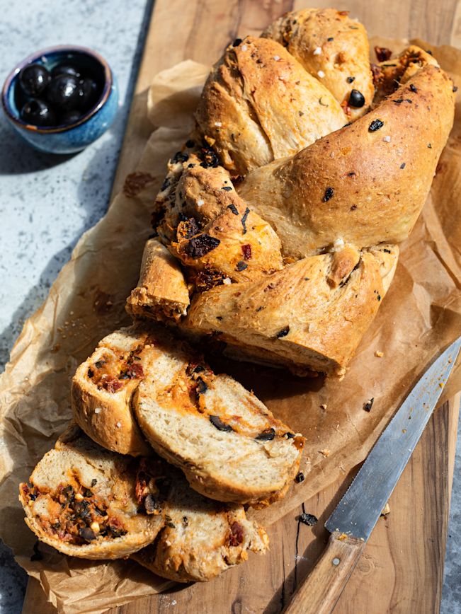 Zopf mit getrockneten Tomaten, Feta & Oliven Rezept Zopf mit getrockneten Tomaten, Feta & Oliven Rezept
