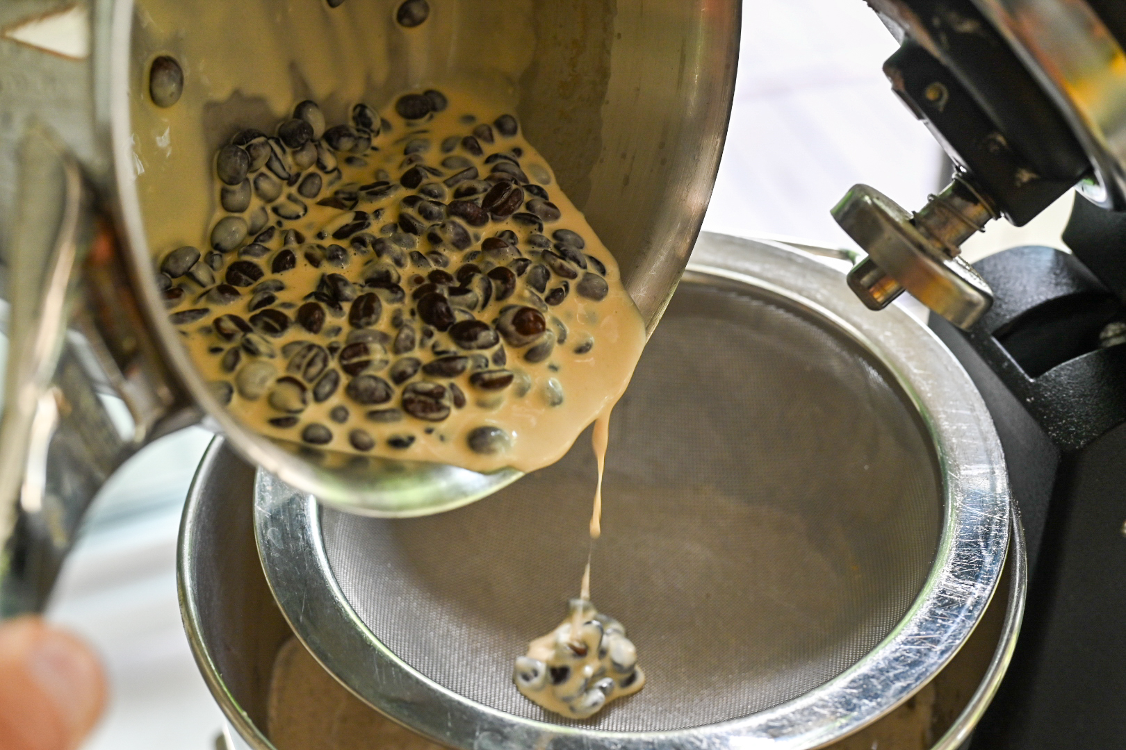 Schritt 2: Den gekochten Rahm absieben, die Kaffeebohnen entfernen