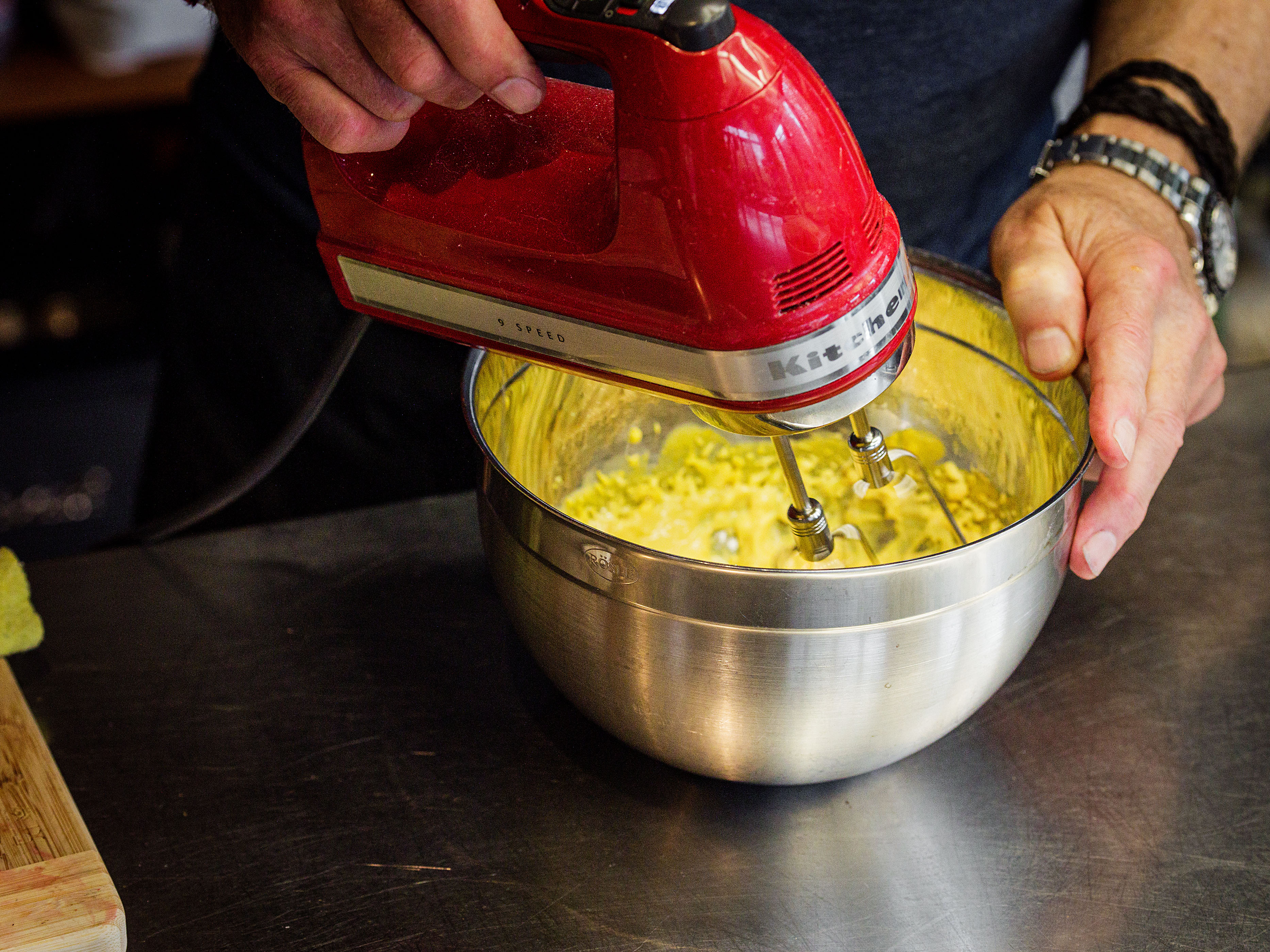 Schritt 3: Die Eigelbe und den Grand Marnier in einen elektrischen Mixer geben und schlagen, bis alles vollständig abgekühlt ist