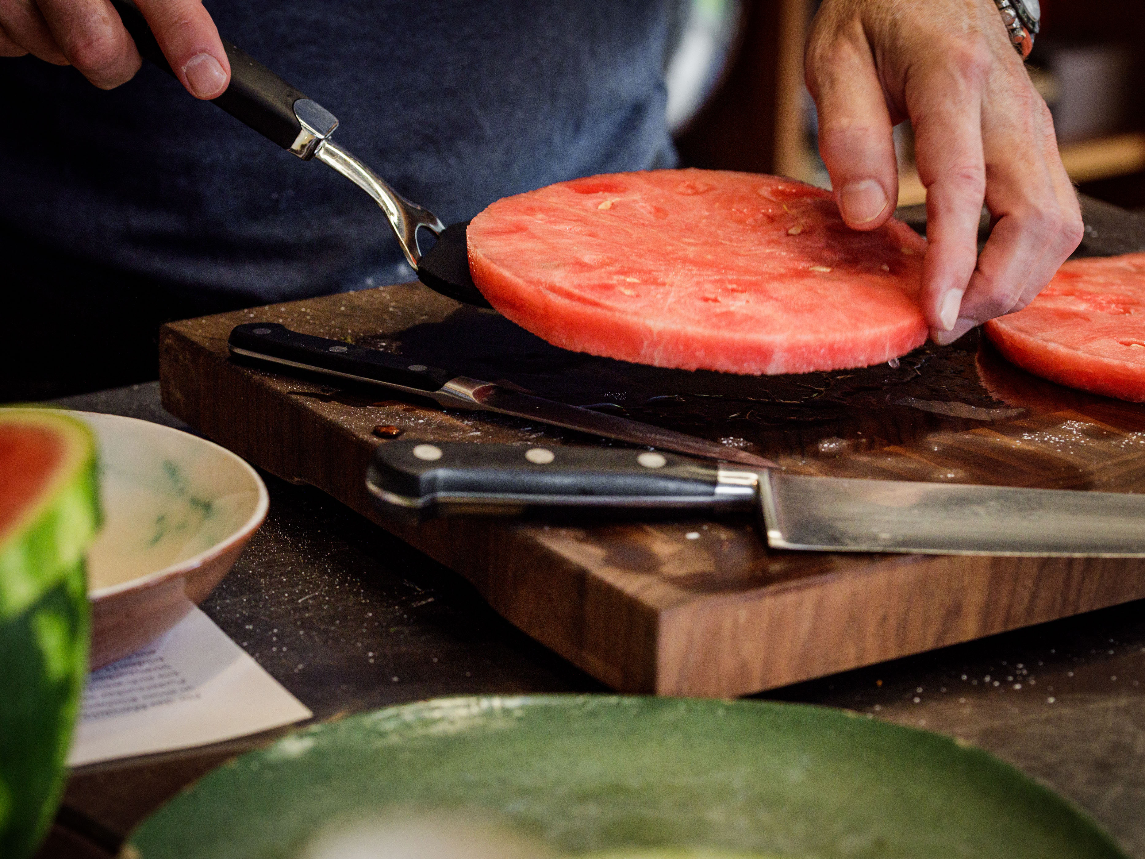 Schritt 2: Die Wassermelonenscheiben in einer Schicht auf ein Gitter legen