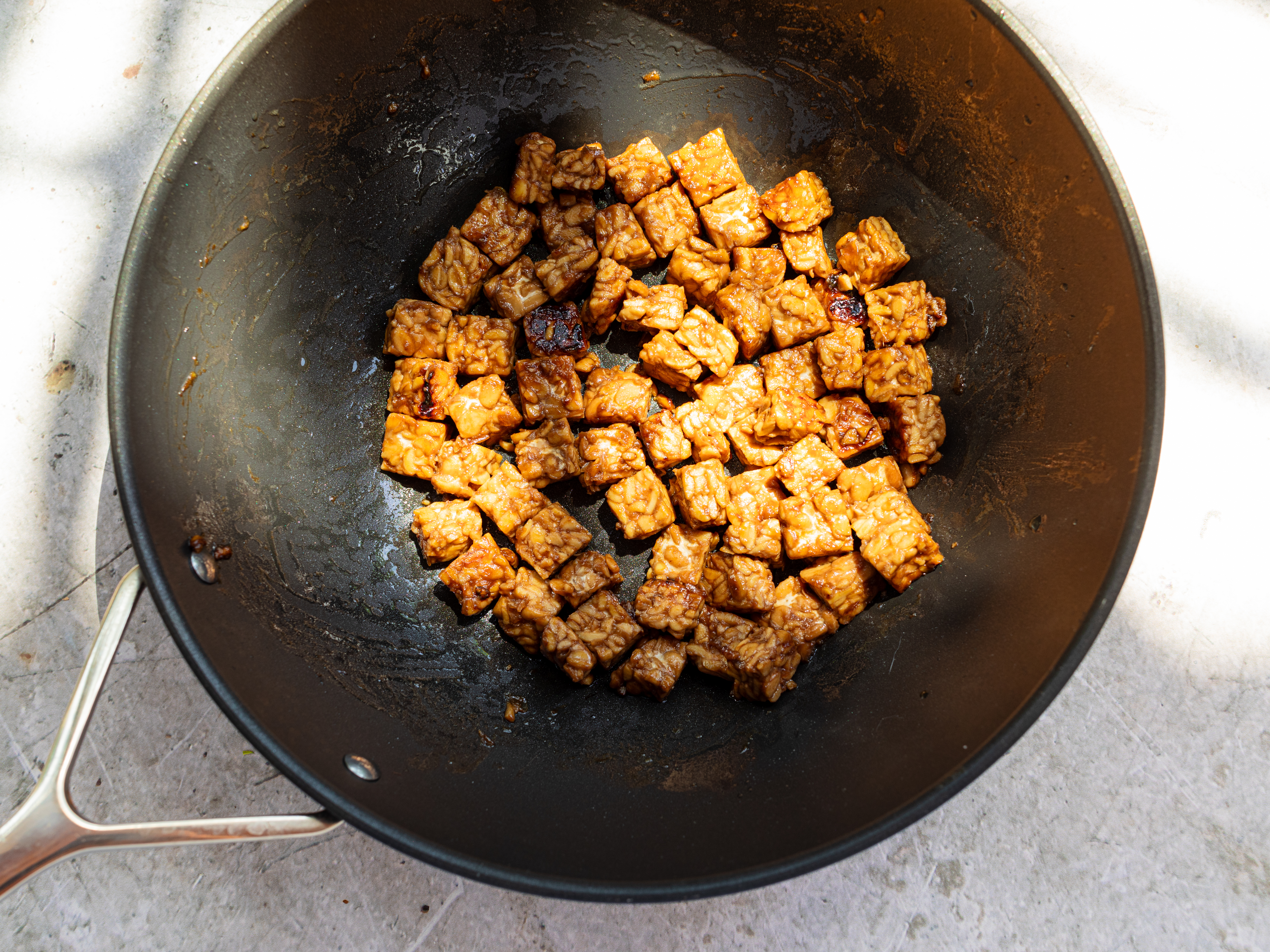 Schritt 4: Tempeh und Gemüse für Rotkohl-Tempeh Pfanne zubereiten  
