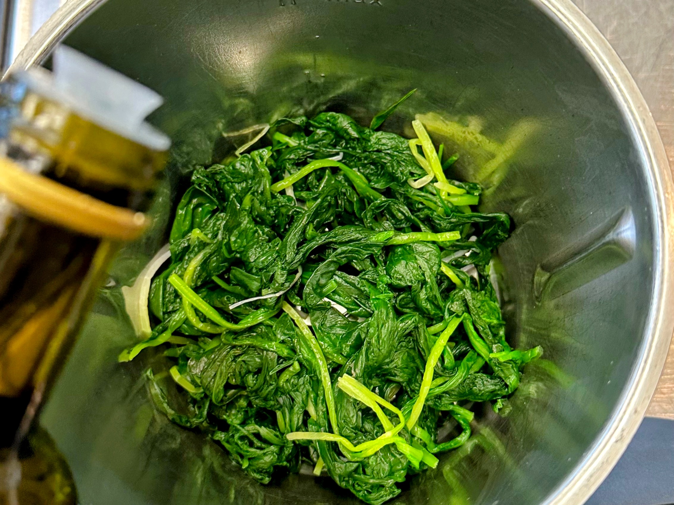 Schritt 1: Die Bärlauchblätter gut abtropfen lassen, möglichst viel Wasser aus den Blättern pressen und im Mixer sehr fein pürieren. 