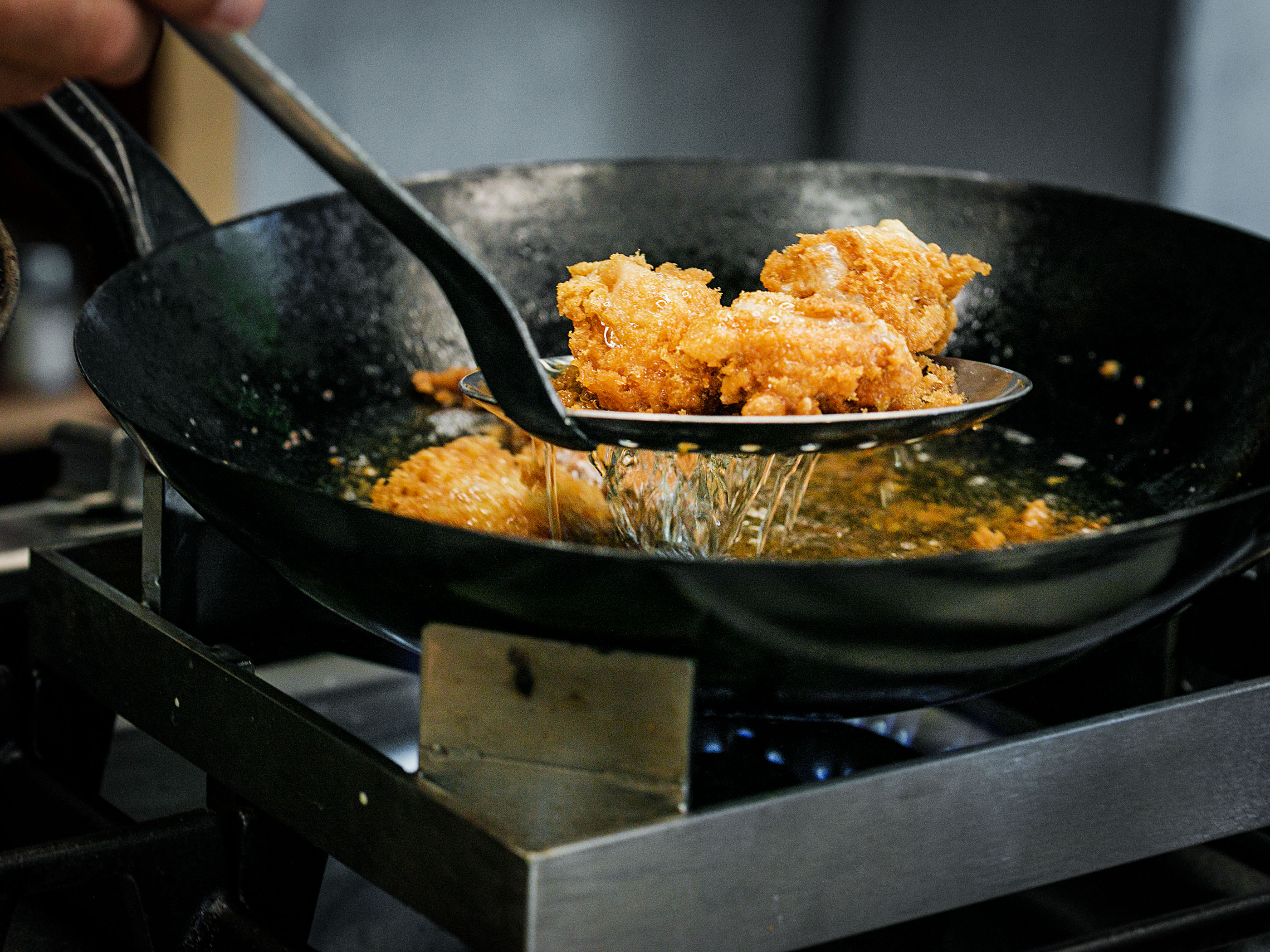 Schritt 3: Die Hühnerstücke in kleinen Portionen 3-4 Minuten im heissen Öl braten