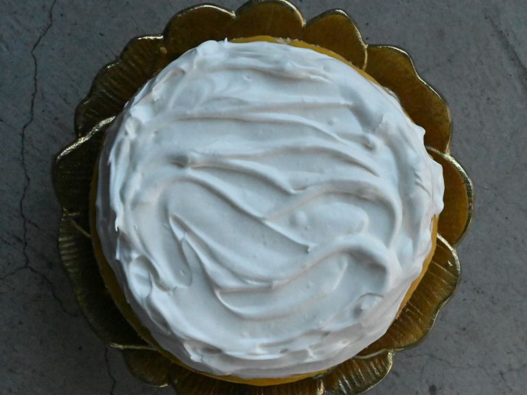 Schritt 9: Zitronen-Passionsfrucht Cheesecake mit Swiss Meringue anrichten