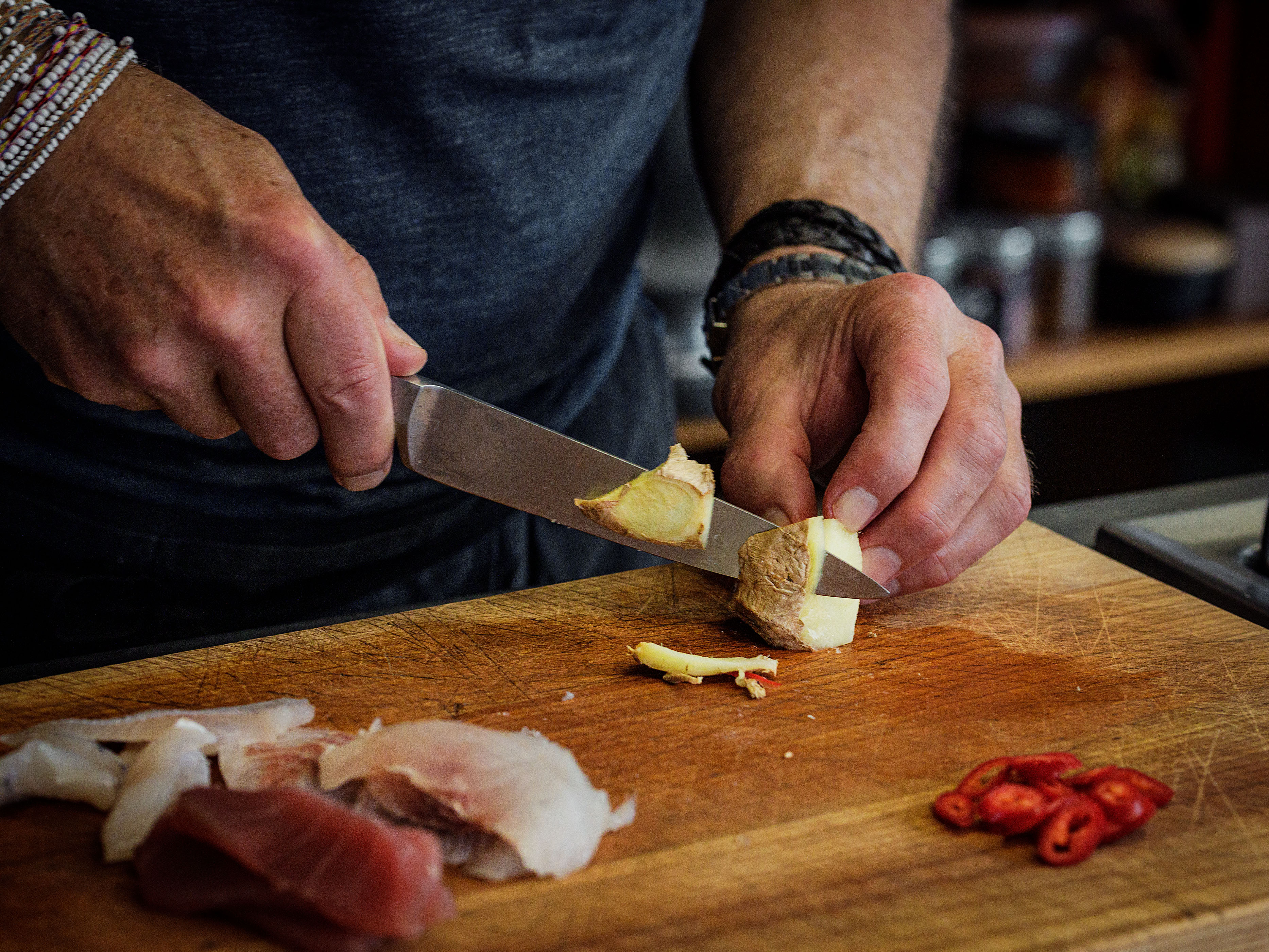Schritt 1: Marinade für Sashimi-Fischsalat zubereiten und Fisch marinieren 