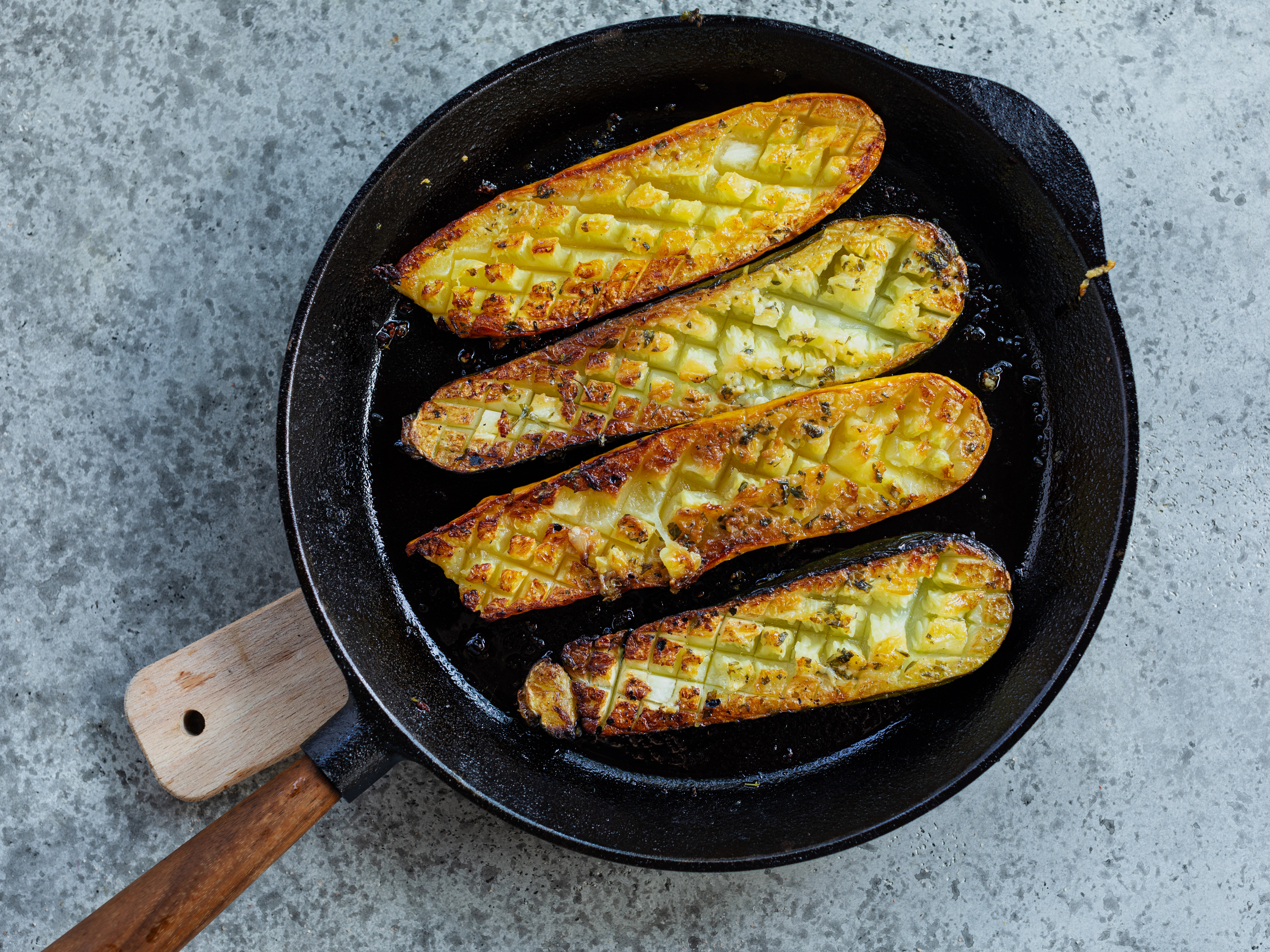 Schritt 2: Die Zucchetti 25-30 Minuten rösten oder bis sie komplett weich sind