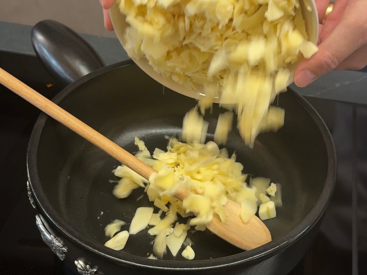 Step 2: geriebener Käse in den Topf geben