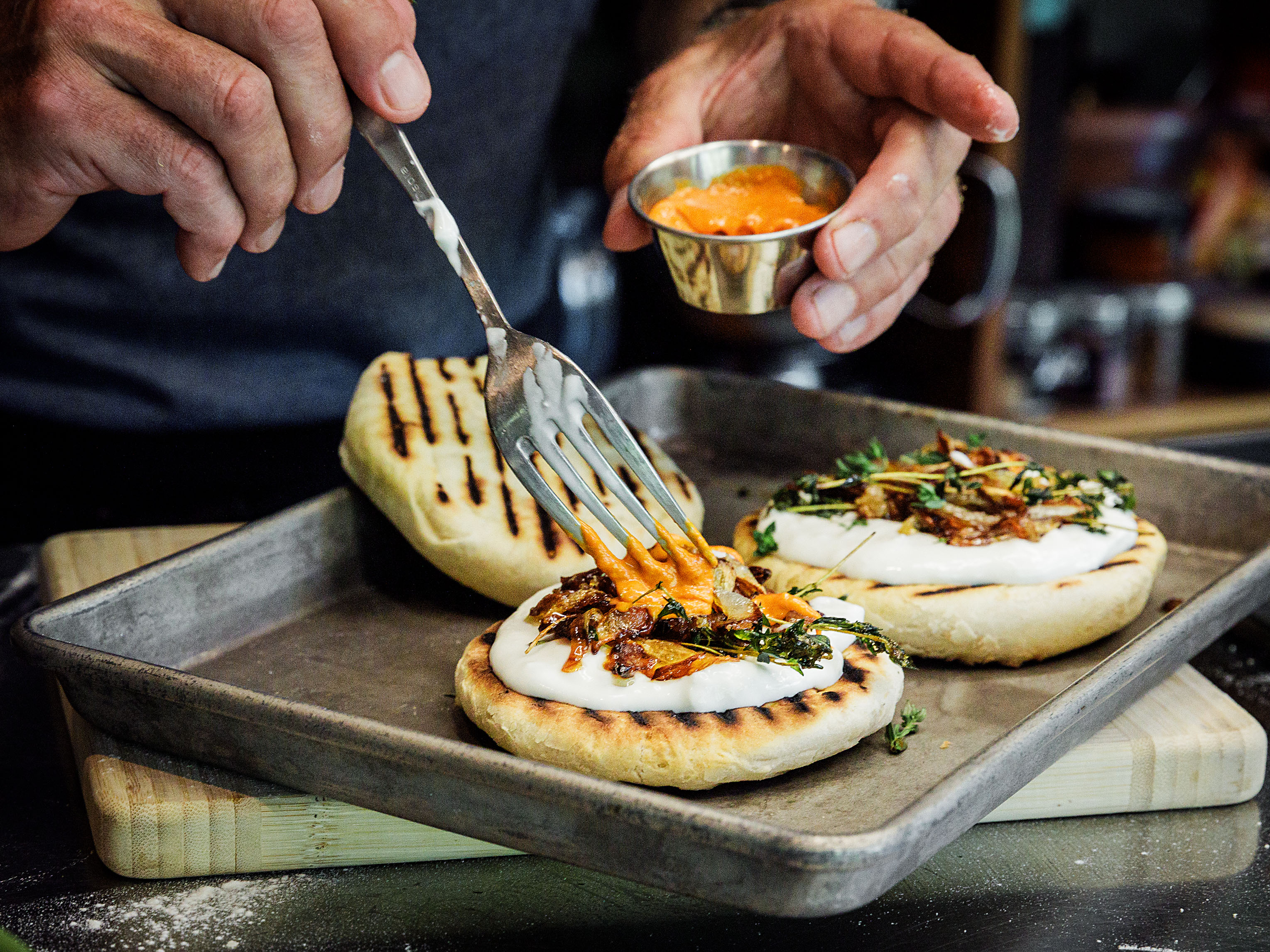 Schritt 3: Mit Feta-Joghurt bestreichen und mit Harissa, gerösteten Zwiebeln, Thymian, Honig belegen