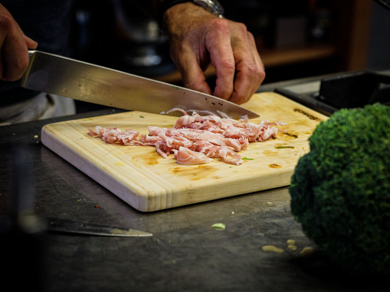 Schritt 2: Würz-Zutaten  für Penne mit Broccoli und Pancetta pangrattato zubereiten und anrichten