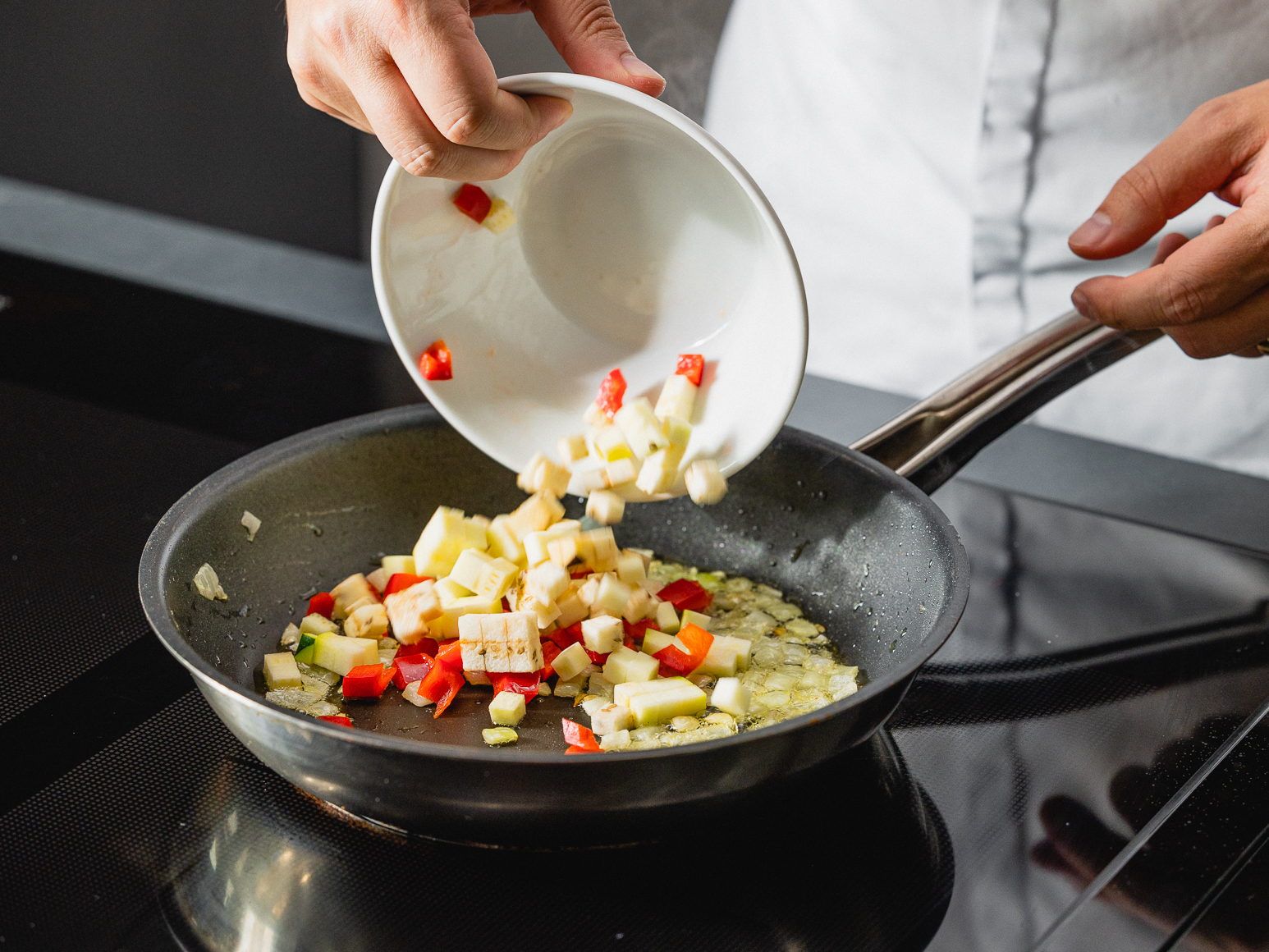 Schritt 1:  In einer Pfanne das Olivenöl erhitzen und die Zwiebel und Knoblauchzehen darin anbraten und anschliessend der Rest des Gemüses beigeben und alles gut anbraten, bis das Gemüse gar ist