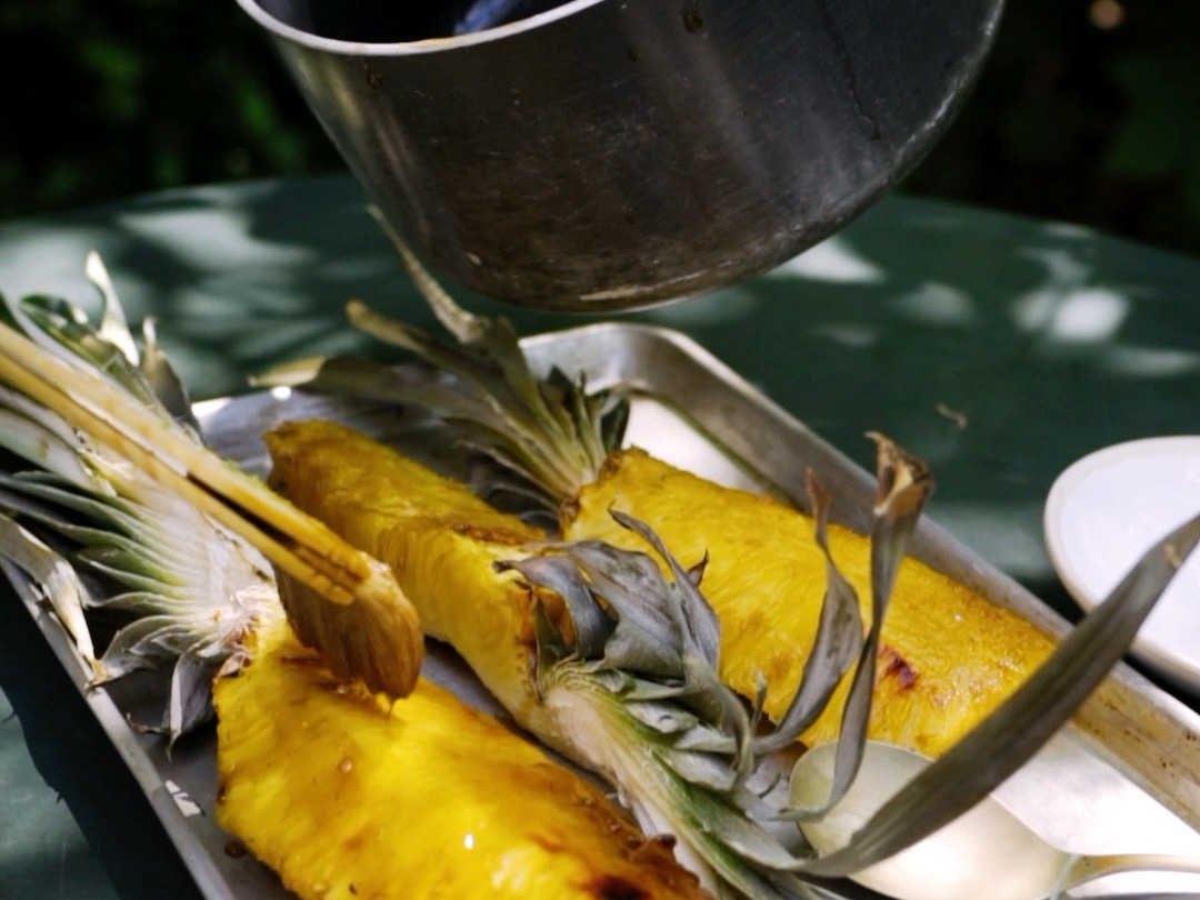 Schritt 3: Grillierte Ananas mit Ingwer und Thai-Basilikum-Sorbet 