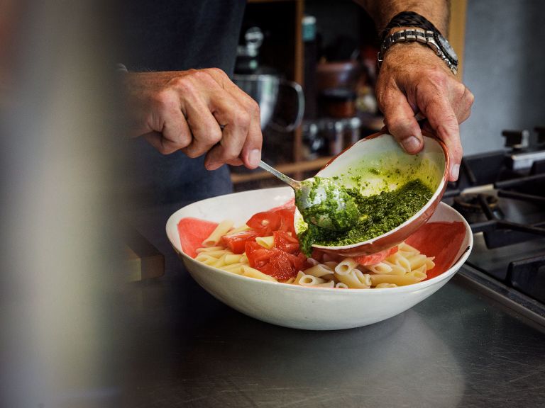 Schritt 3: Sommerlicher Pasta-Salat fertigstellen