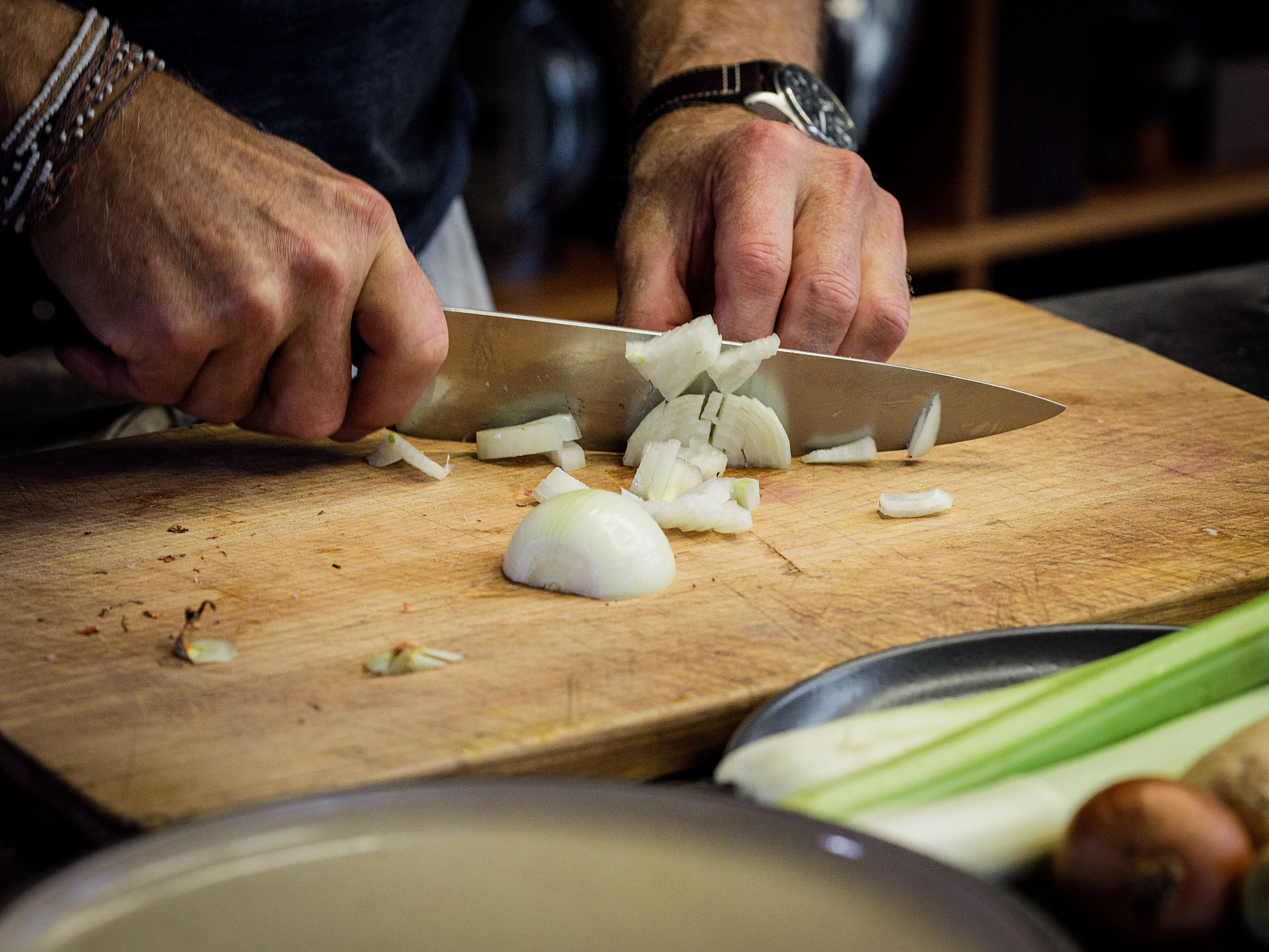 Schritt 2:  Gemüse für Toskanisches Ragout mit Orangen schneiden und andünsten.