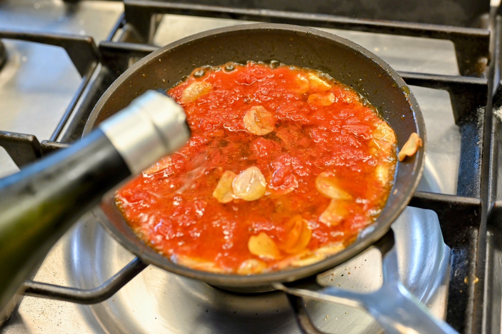 Schritt 2:Sauce  für Röst-Spitzkohl mit Chili Crisp-Ginger-Tomaten Salsa zubereiten und Kohl servieren