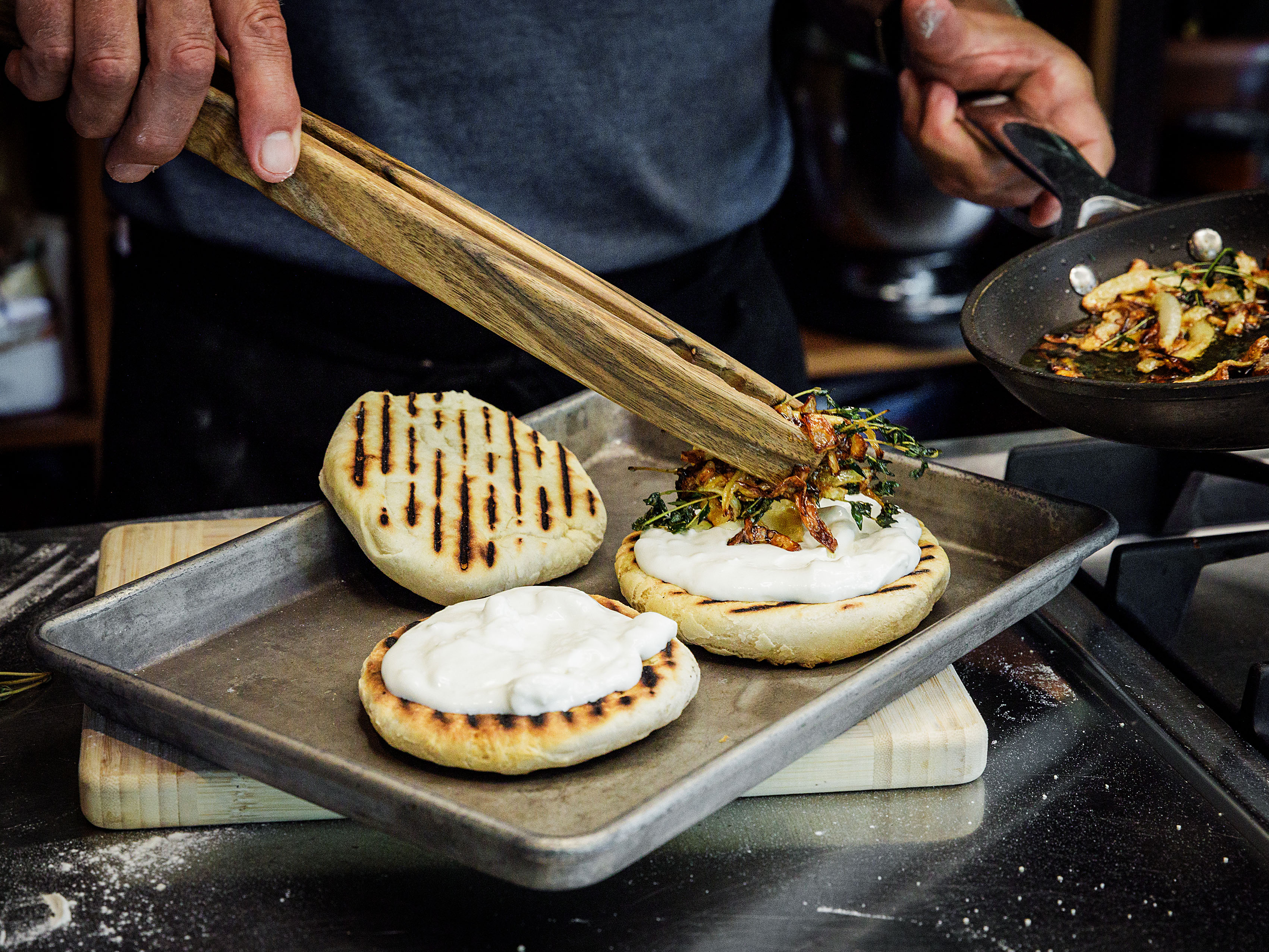 Schritt 3: Mit Feta-Joghurt bestreichen und mit Harissa, gerösteten Zwiebeln, Thymian, Honig belegen