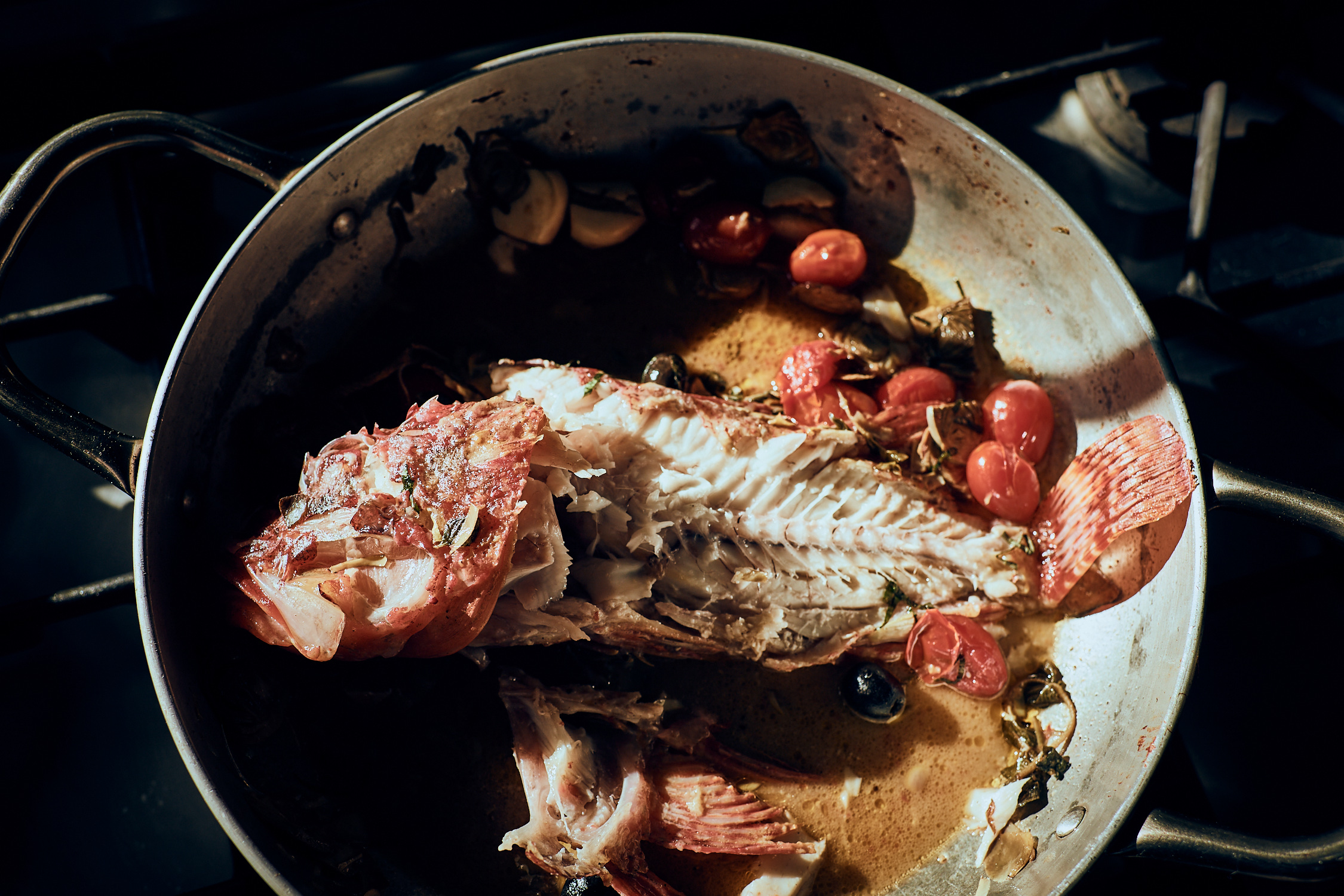 Schritt 1: Fisch für Drachenkopf 'in padella' mit Artischocken und Tomaten vorbereiten 