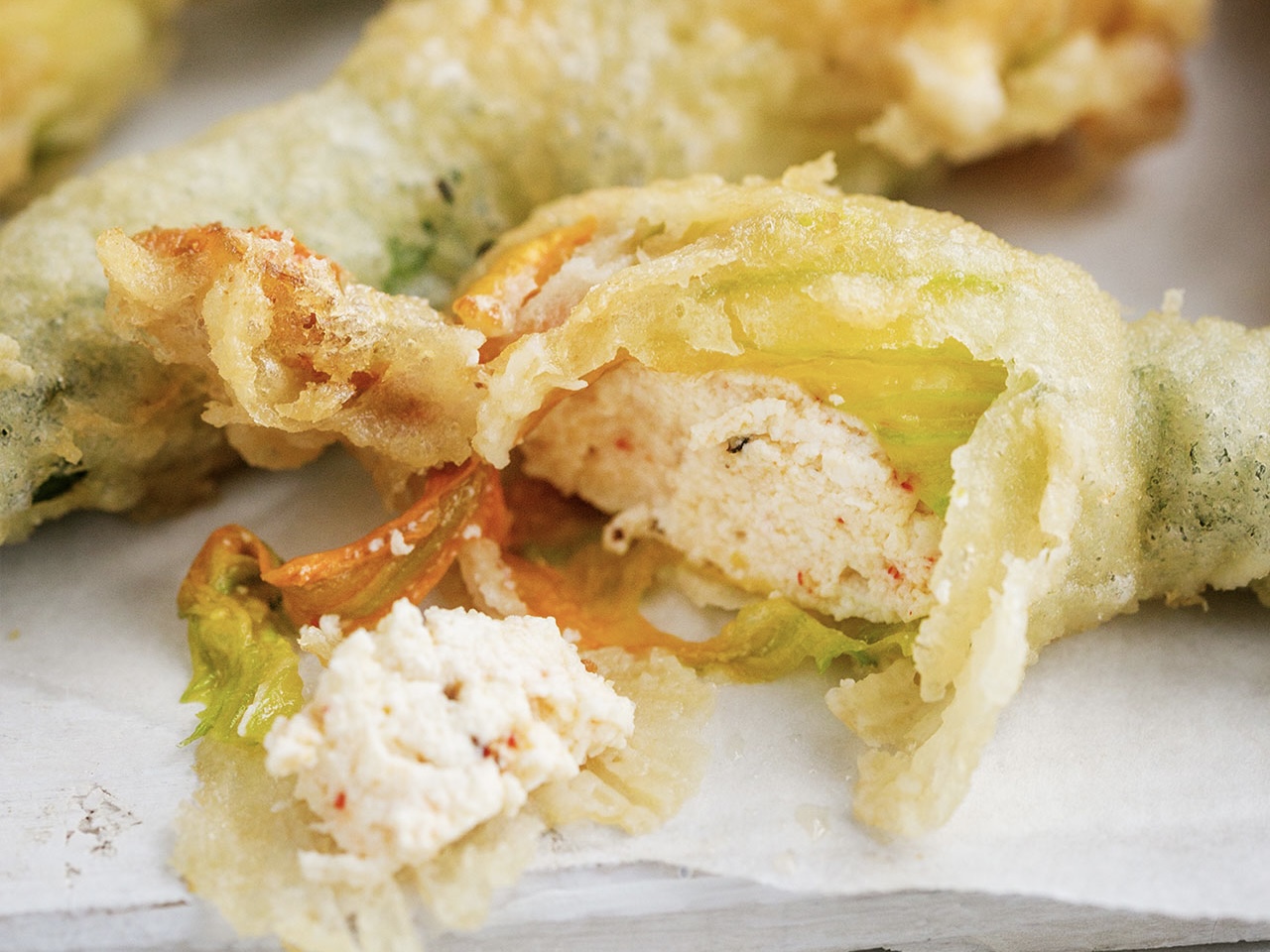 Schritt 3: Zucchiniblüten für Fiori di zucca ripieni frittieren 