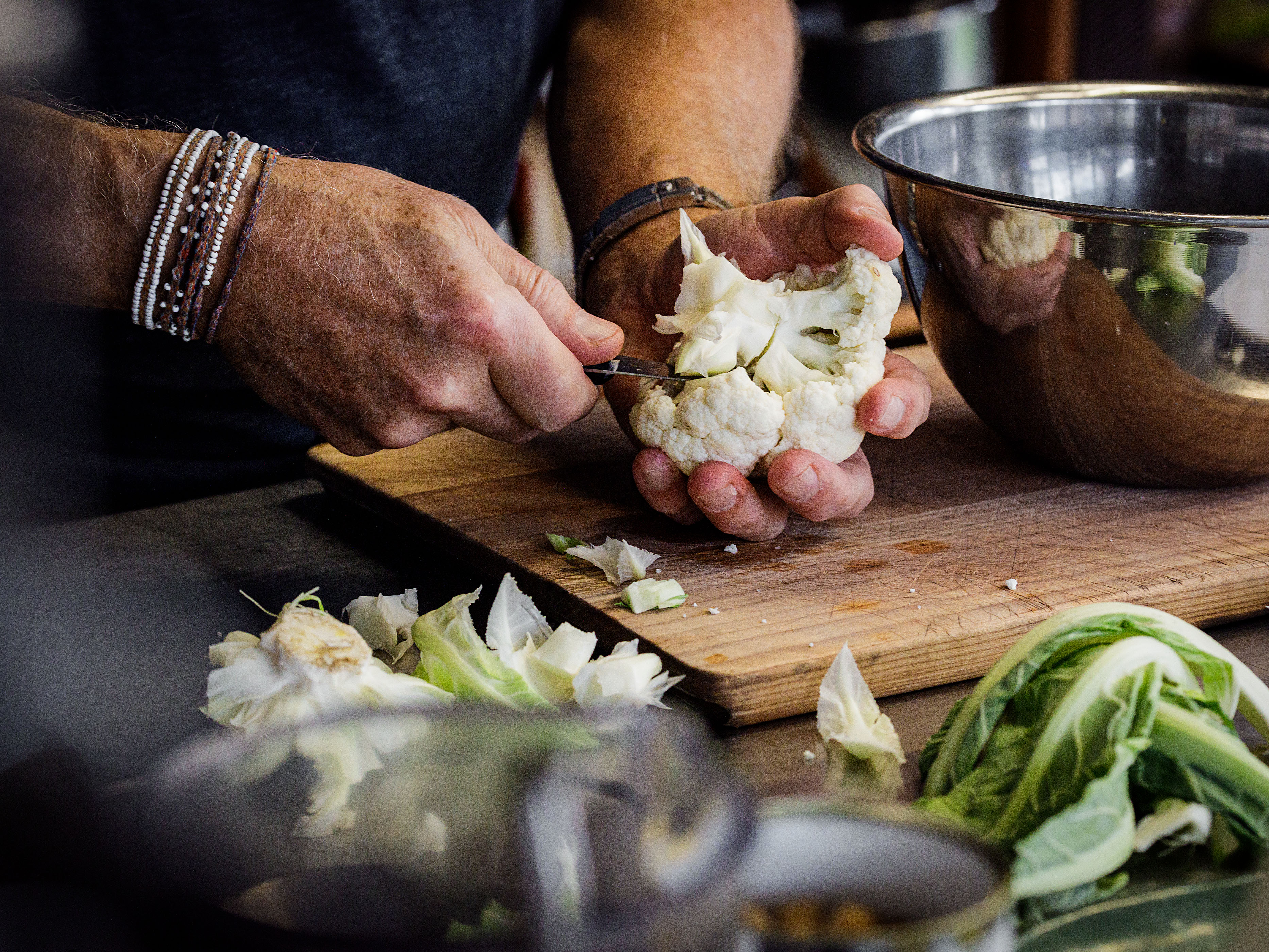 Schritt 1:  Blumenkohl und Kichererbsen für Quinoa-Kichererbsen-Salat mit geröstetem Blumenkohl rösten 