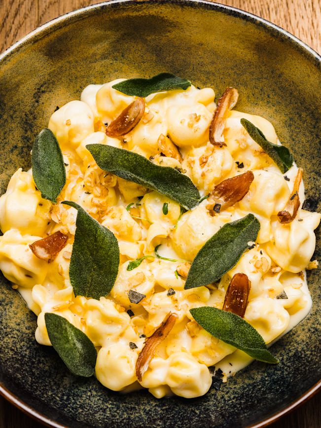 Saccottino ai tre formaggi an Taleggio Sauce mit Baumnüssen, Datteln und Salbei Rezept 1 Saccottino ai tre formaggi an Taleggio Sauce mit Baumnüssen, Datteln und Salbei Rezept 1