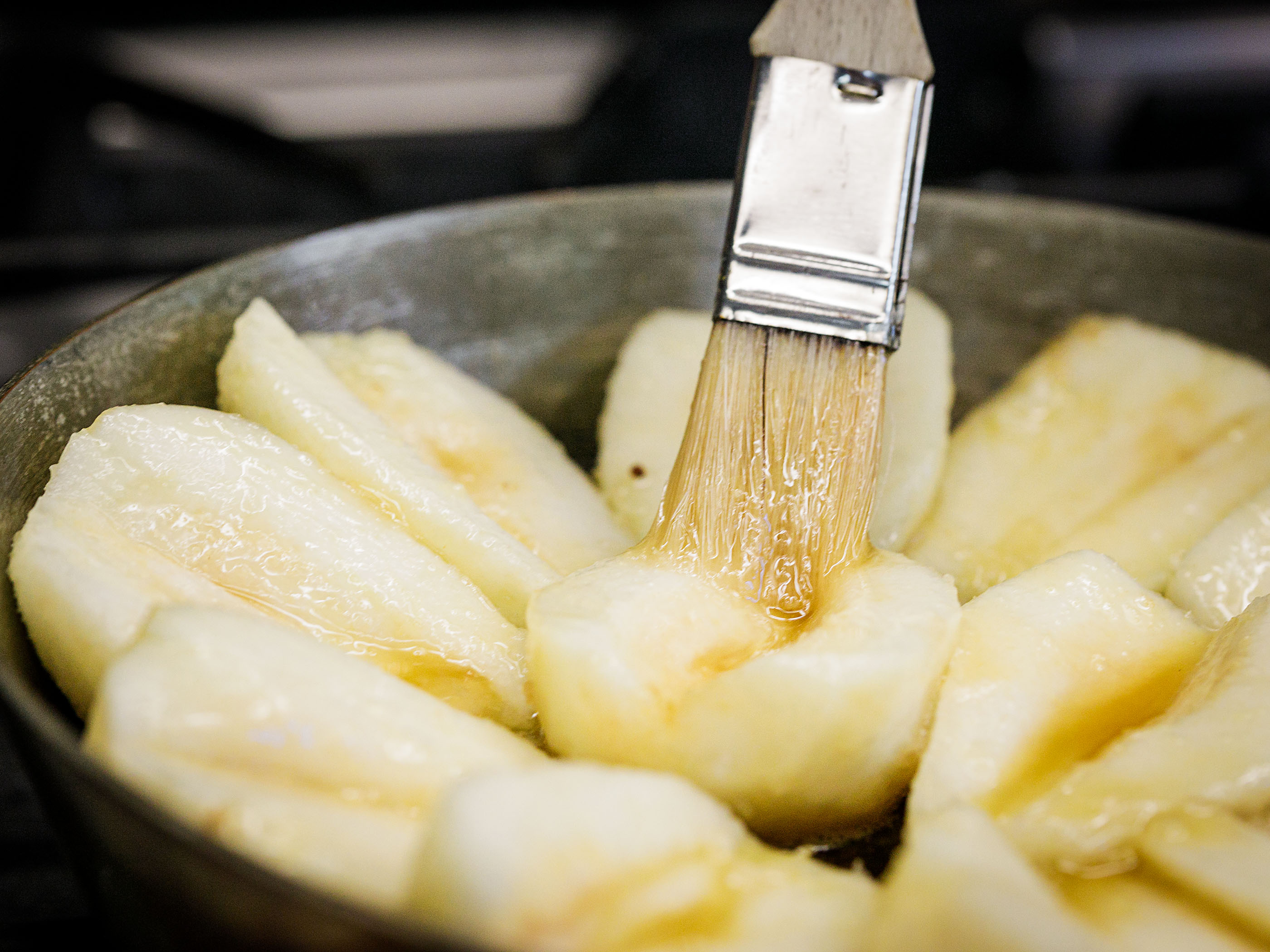 Schritt 2: Mit einem Backpinsel etwas Karamell über die Birnen streichen