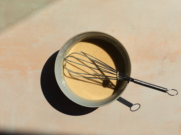 Schritt 1: Den Crêpe-Teig herstellen, indem das Weizenmehl, der Zucker, eine Prise Salz, das Vanille-Extrakt und der Zimt in einer Schüssel miteinander vermischt werden Schritt 1: Den Crêpe-Teig herstellen, indem das Weizenmehl, der Zucker, eine Prise Salz, das Vanille-Extrakt und der Zimt in einer Schüssel miteinander vermischt werden