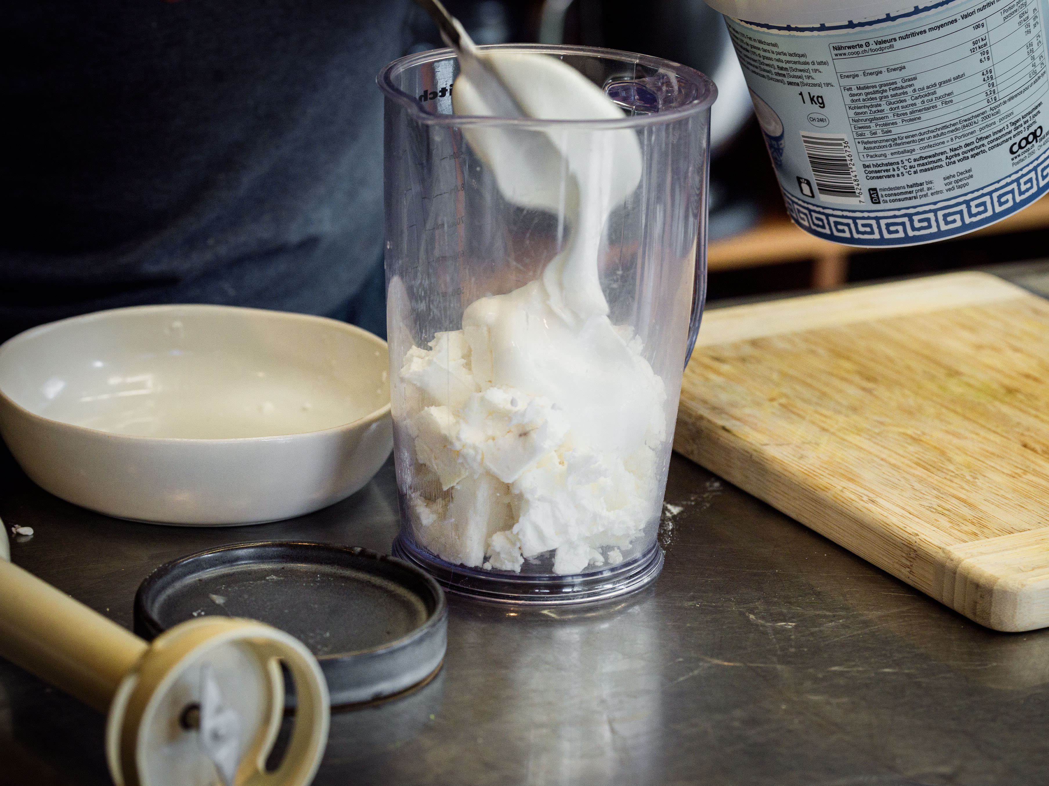 Schritt 1: Wird Feta verwendet, diesen zusammen mit Joghurt mit dem Stabmixer schaumig aufmixen